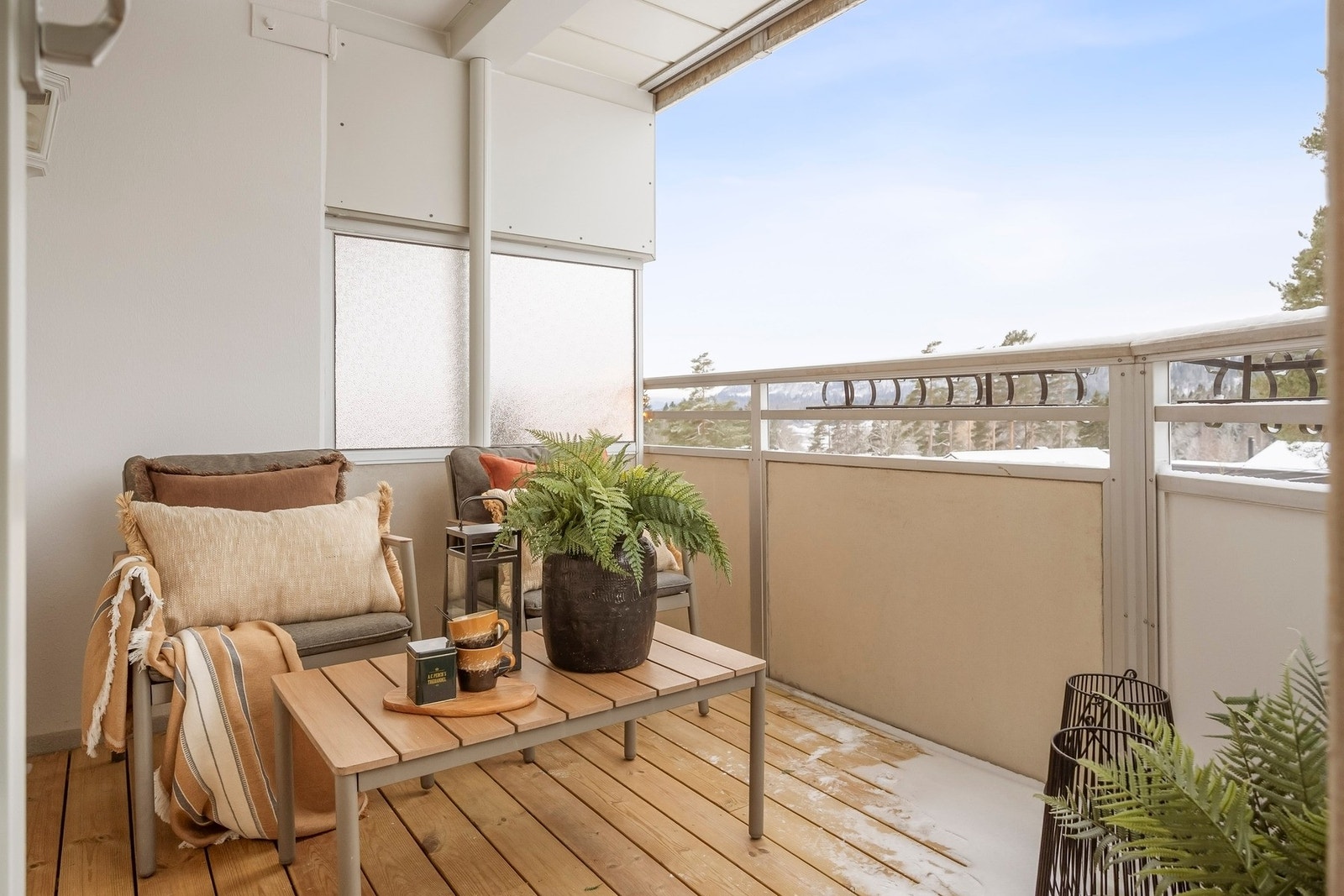 Her har du god plass til en sittegruppe, grill og dekorativ beplantning. Galleribilde