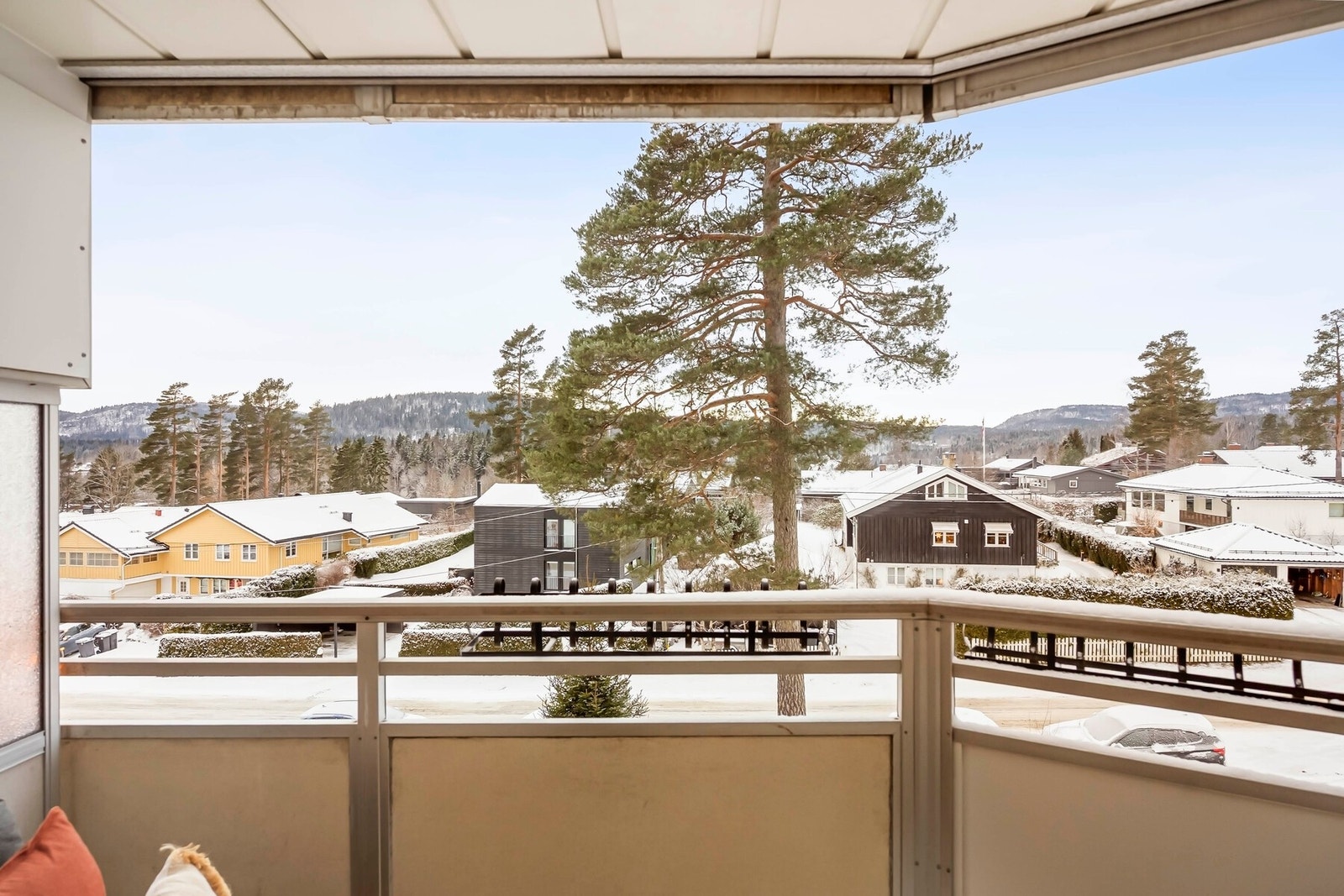 Fra stuen er det utgang til en balkong på 6 kvm, som ble rehabilitert i 2025 i regi av borettslaget. Galleribilde