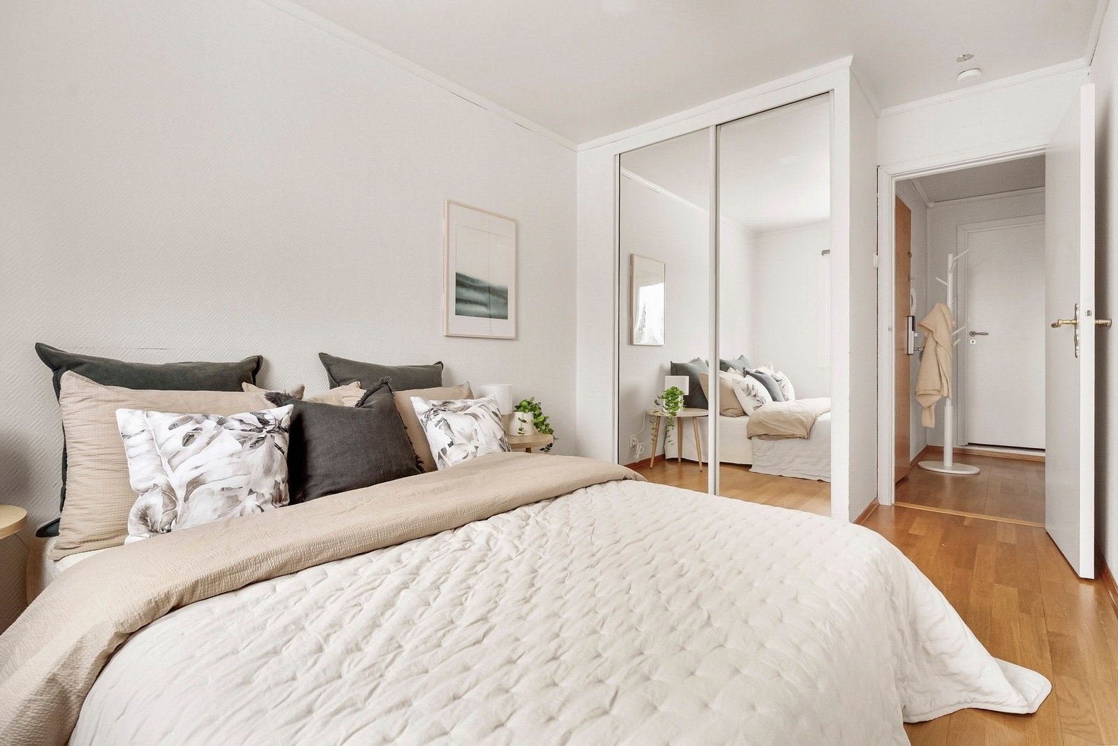 Langs den ene veggen er det en plassbygget skyvedørsgarderobe med glassfronter som medfølger. Galleribilde