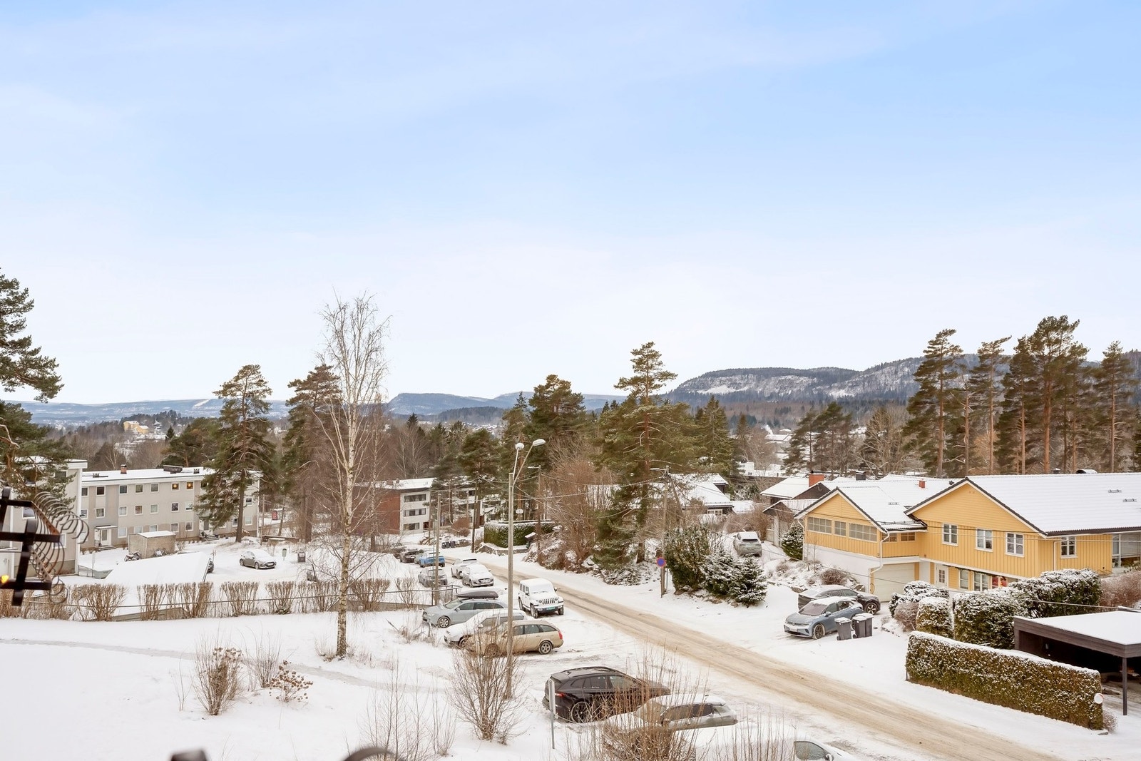 Balkongen vender mot sydvest og byr på hyggelig utsyn og meget gode solforhold på sommerstid. Galleribilde