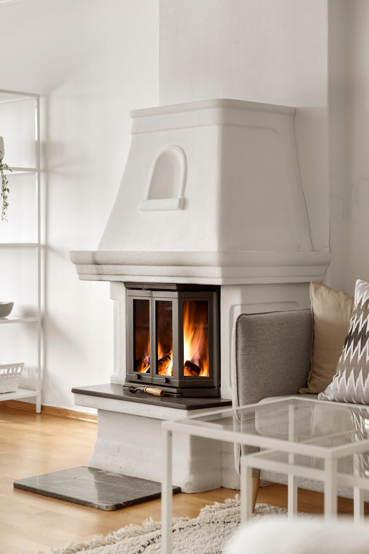 Sentralt i rommet er det en flott, lukket peis, som byr på ekstra varme og lun atmosfære på kalde dager. Galleribilde