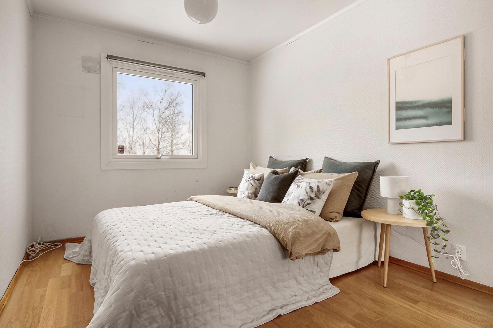 Hovedsoverommet er romslig med god plass til dobbeltseng, nattbord og dekor. Galleribilde