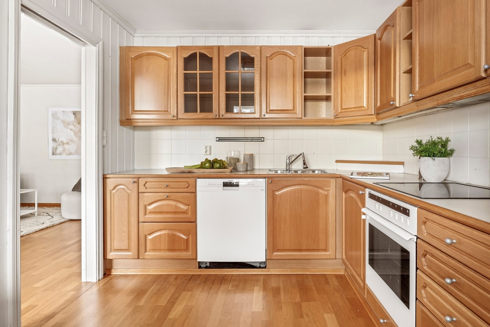 Kjøkkenet ligger i praktisk tilknytning til stuen. Galleribilde