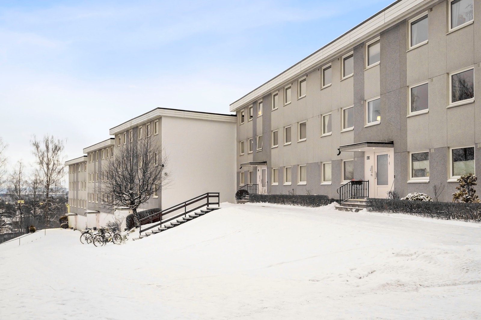 Adkomst gjøres via felles trappegang med callinganlegg. Galleribilde