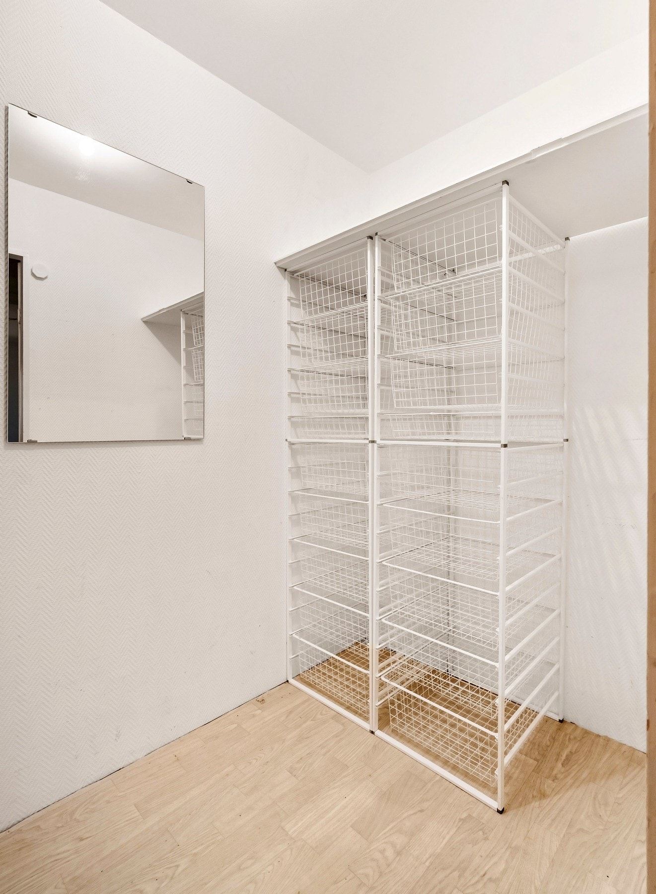 I tilknytning til entreen finner du en walk-in garderobe med god plass til å henge fra seg yttertøyet. Galleribilde