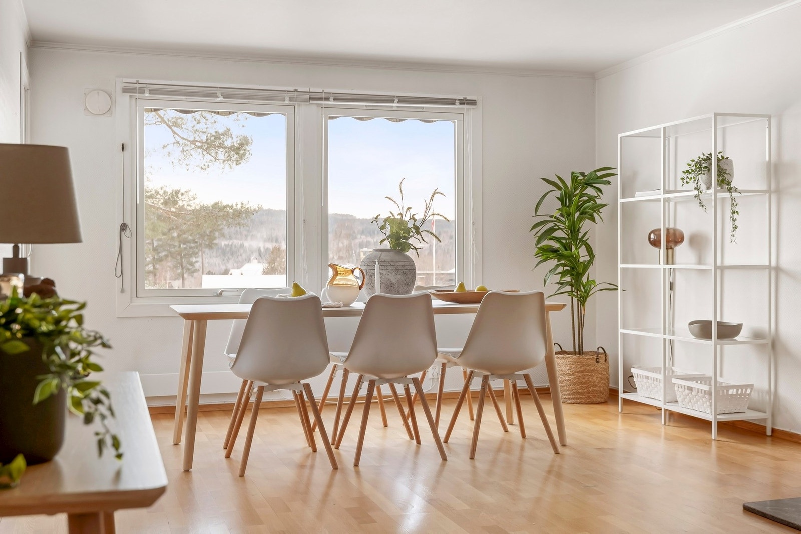 Stuen har god utforming med naturlig plass til en spisegruppe, sofa og TV med tilhørende møblement. Galleribilde