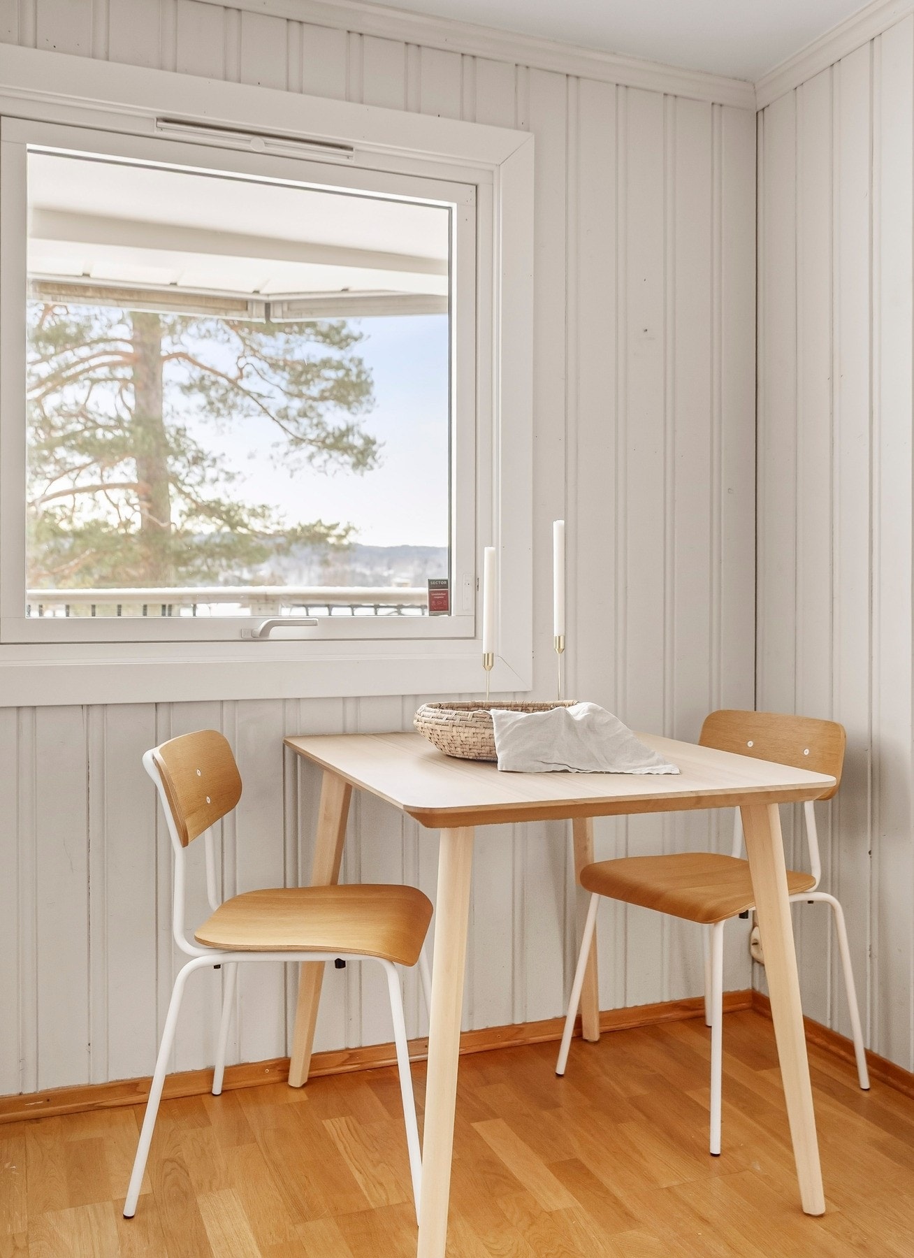 Ved vindu har du plass til et spisebord. Galleribilde