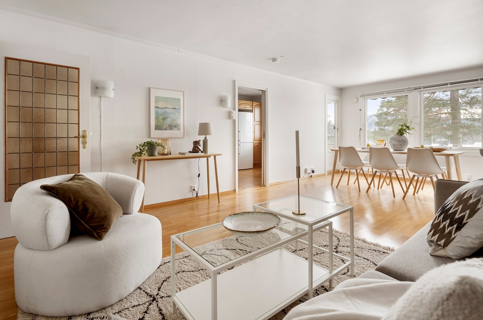 Boligens sosiale sone er lys og innbydende. Galleribilde