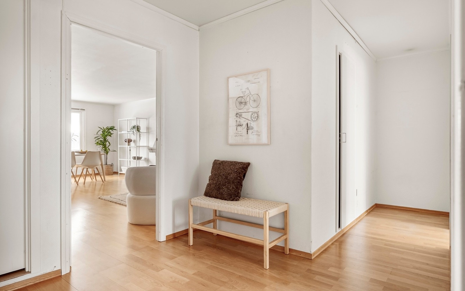 Gulvet er dekket med parkett og veggene er malt lyse. Galleribilde