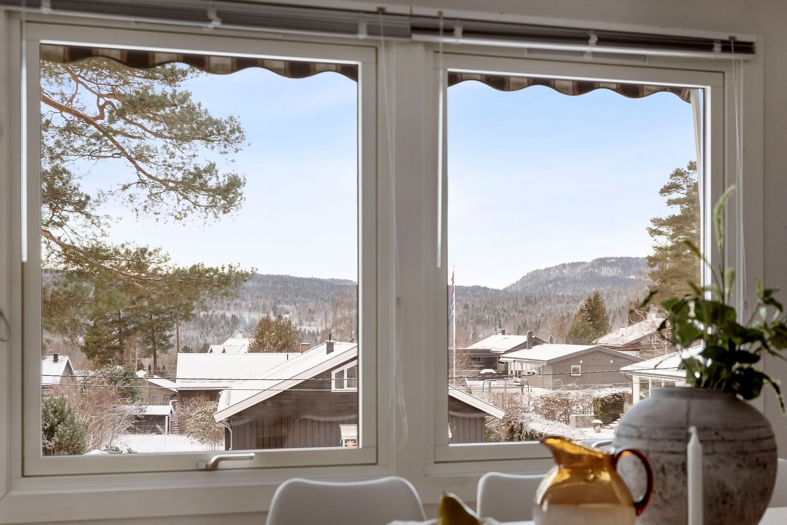 Det er store vindusflater som gir godt med lysinnslipp og en luftig atmosfære. Galleribilde