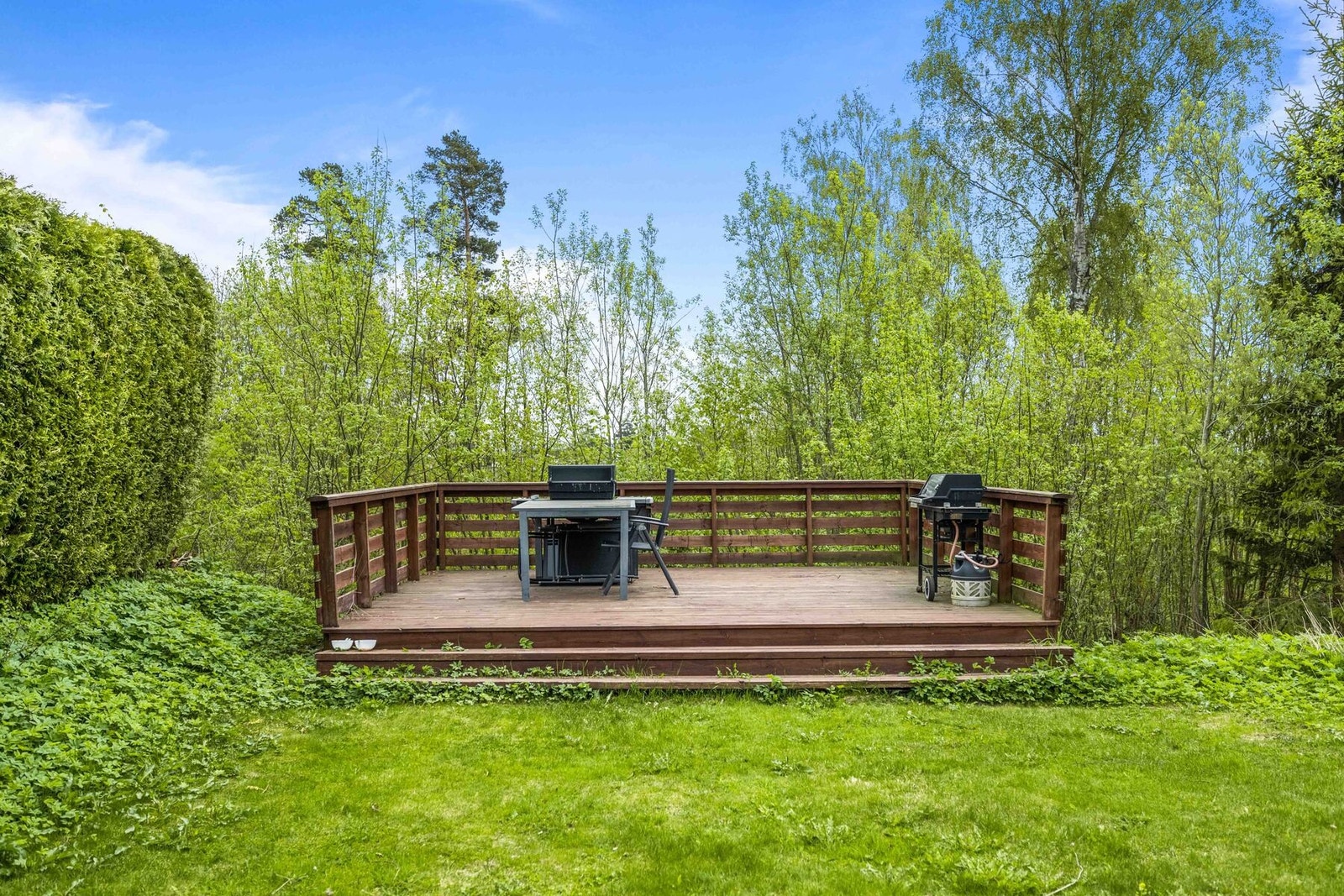 Sameiet har pent opparbeidede fellesområder med lekeplass og benker og felles terrasse. Galleribilde