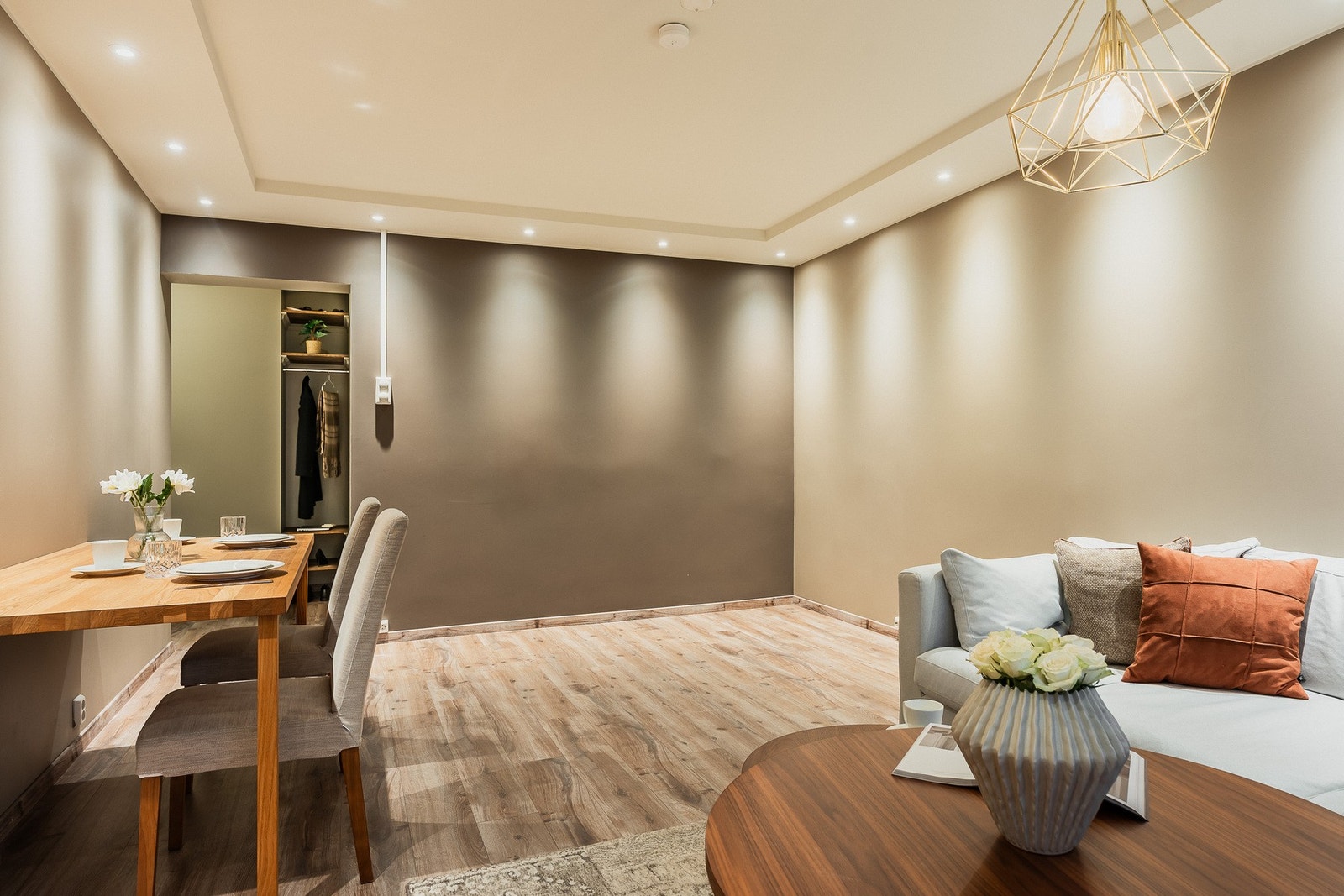 Utformingen gjør stuen enkel å møblere med flere sittegrupper. Galleribilde