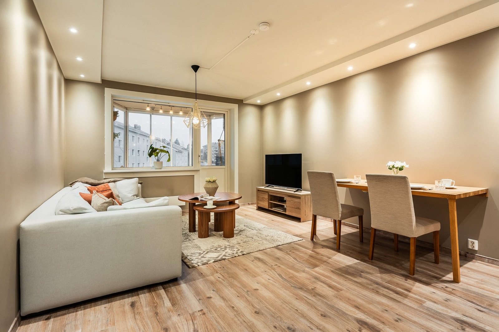 Fargevalgene i stuen gjør det enkelt å sette sitt eget preg på interiøret. Galleribilde