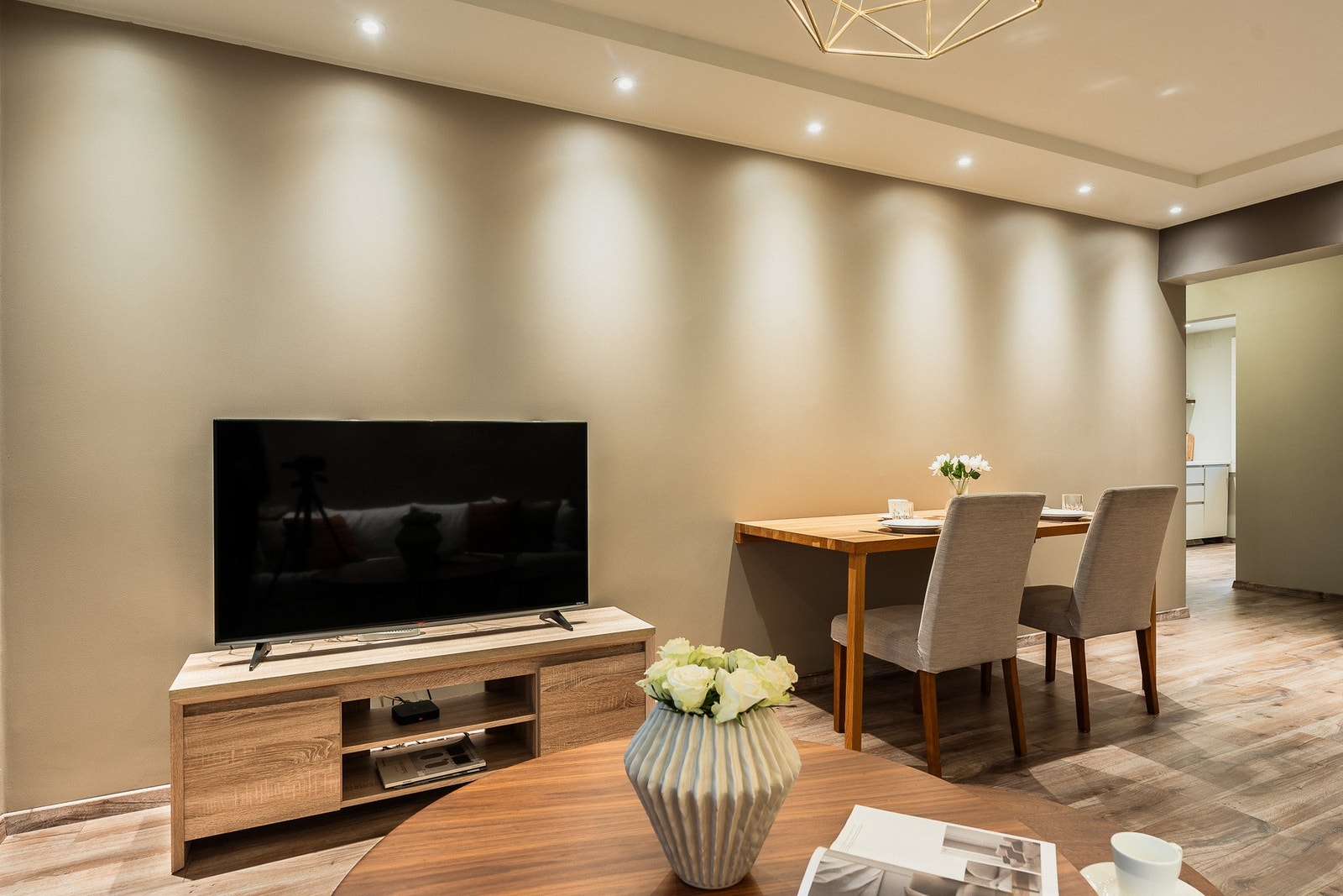 Leiligheten er holdt i en tidsriktig fargepalett. Galleribilde