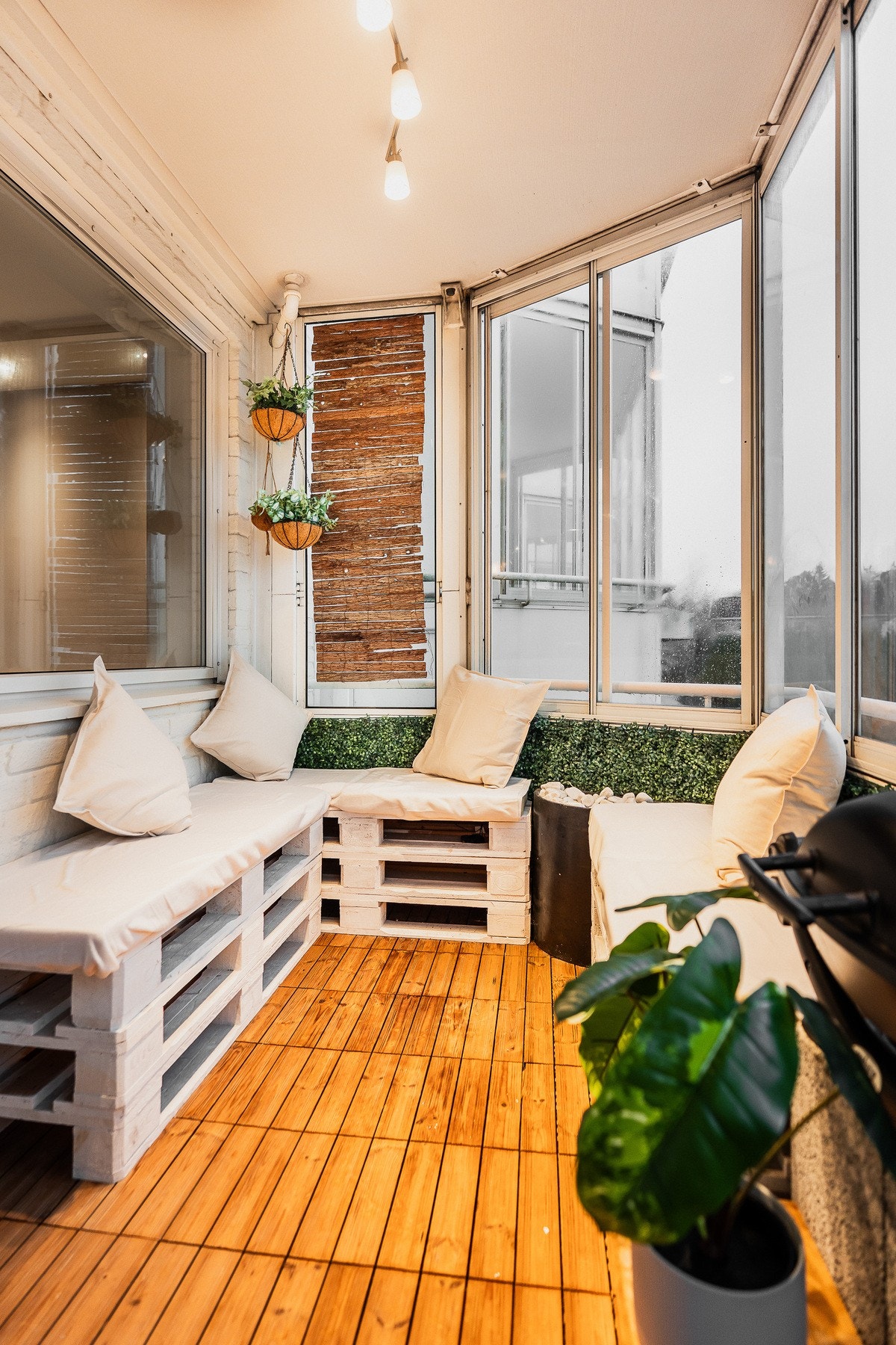 Vinduene på balkongen kan skyves til side slik at sommeren slipper helt inn. Galleribilde