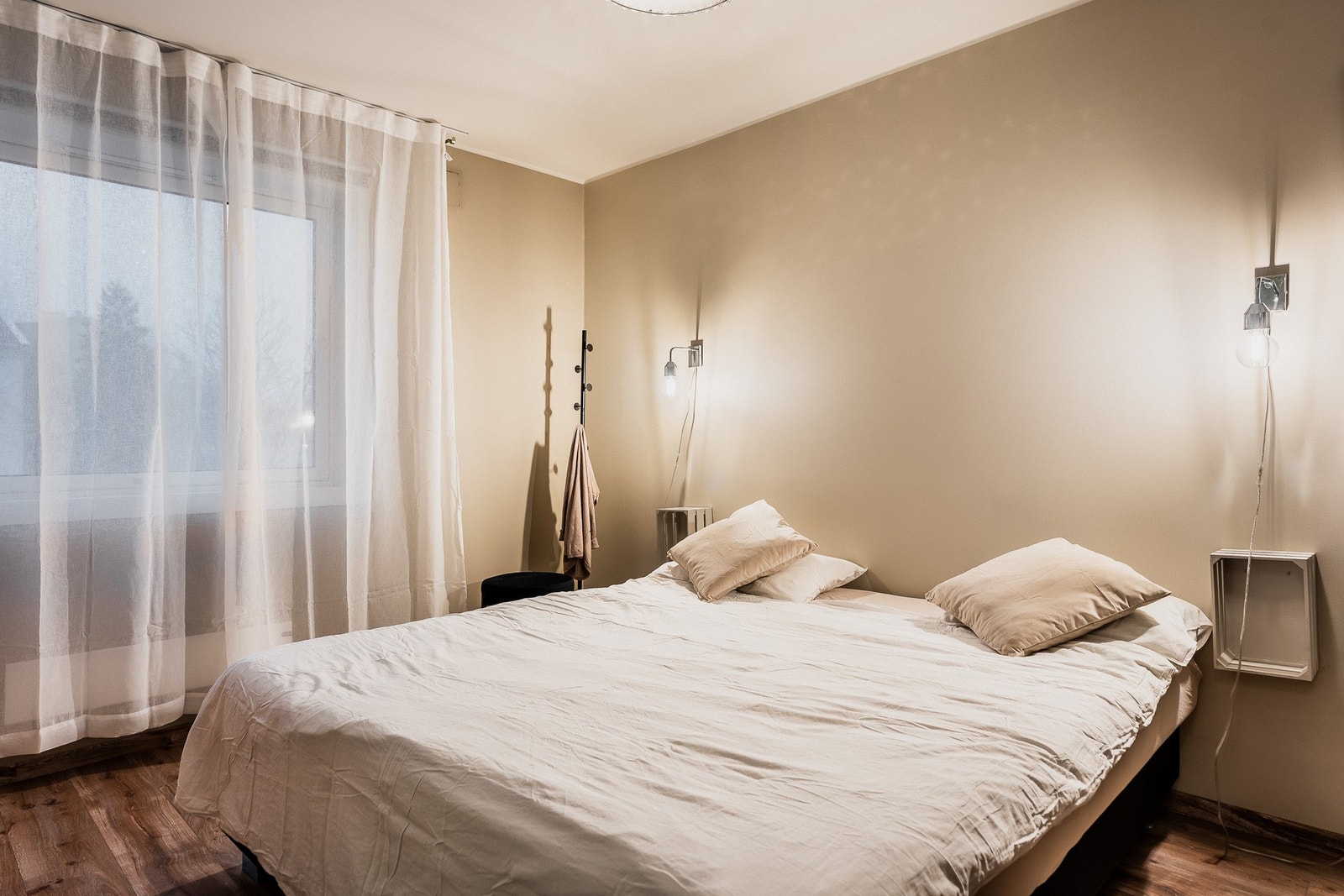 Soverommet innredes enkelt med dobbeltseng og tilhørende nattbord. Galleribilde