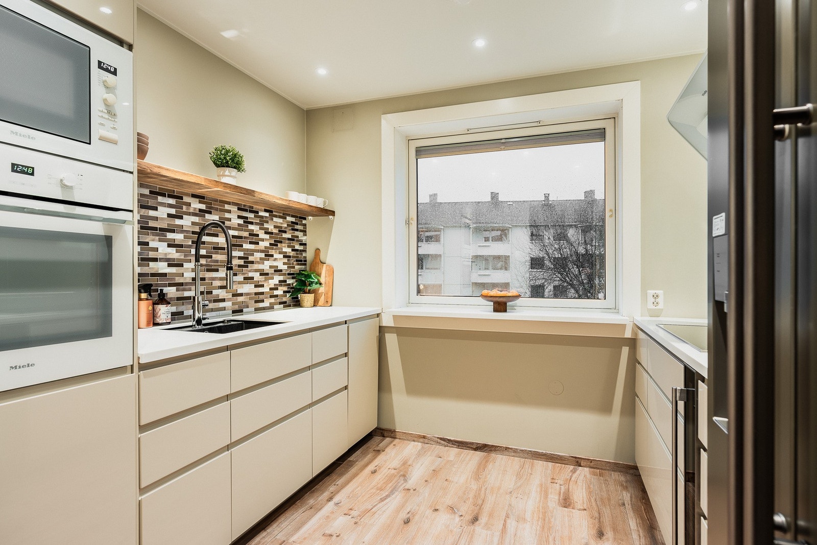 Leiligheten har et separat kjøkken, der parallelle seksjoner gir gode arbeidsflater og høy brukervennlighet Galleribilde