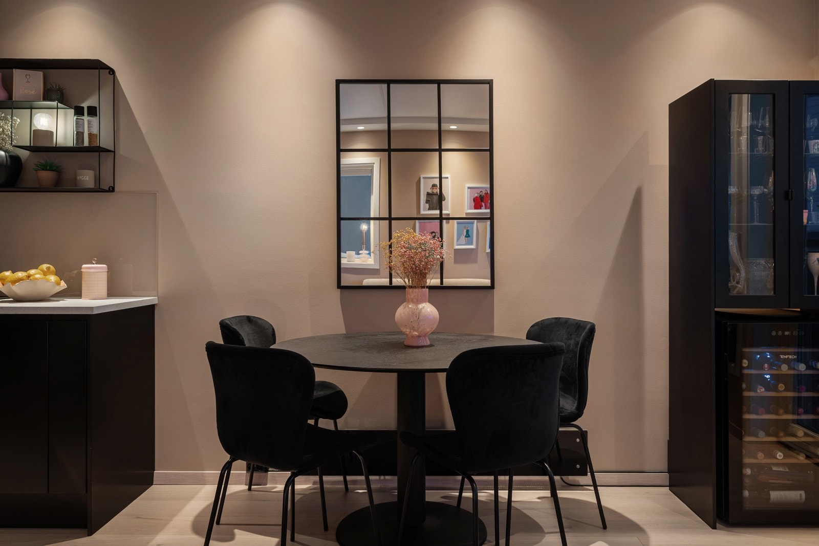 Spisebordet finner sin naturlige plass i nærheten av kjøkkenet. Galleribilde