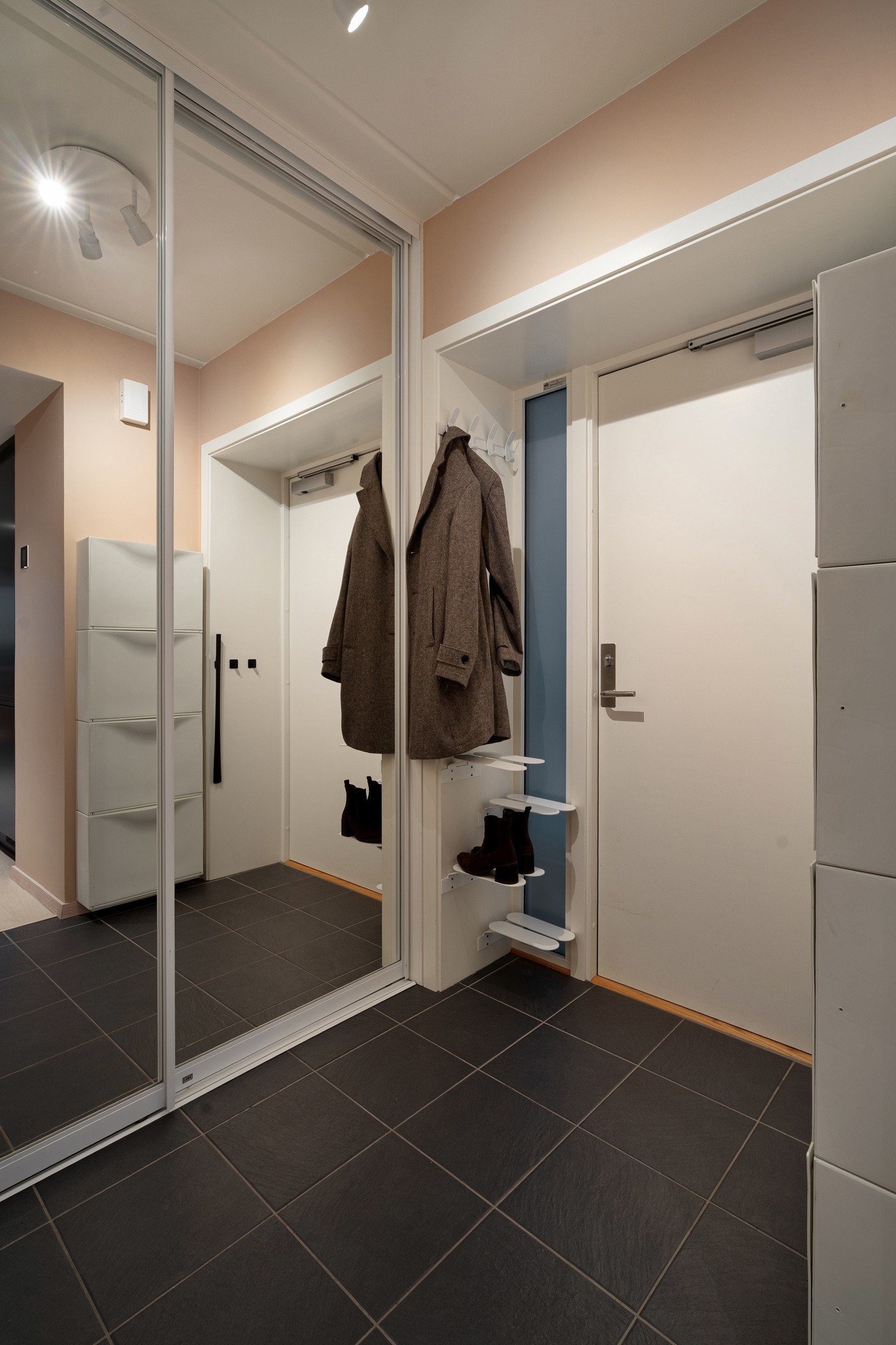 Trivelig entrè med praktisk og stor skyvedørsgarderobe. Galleribilde