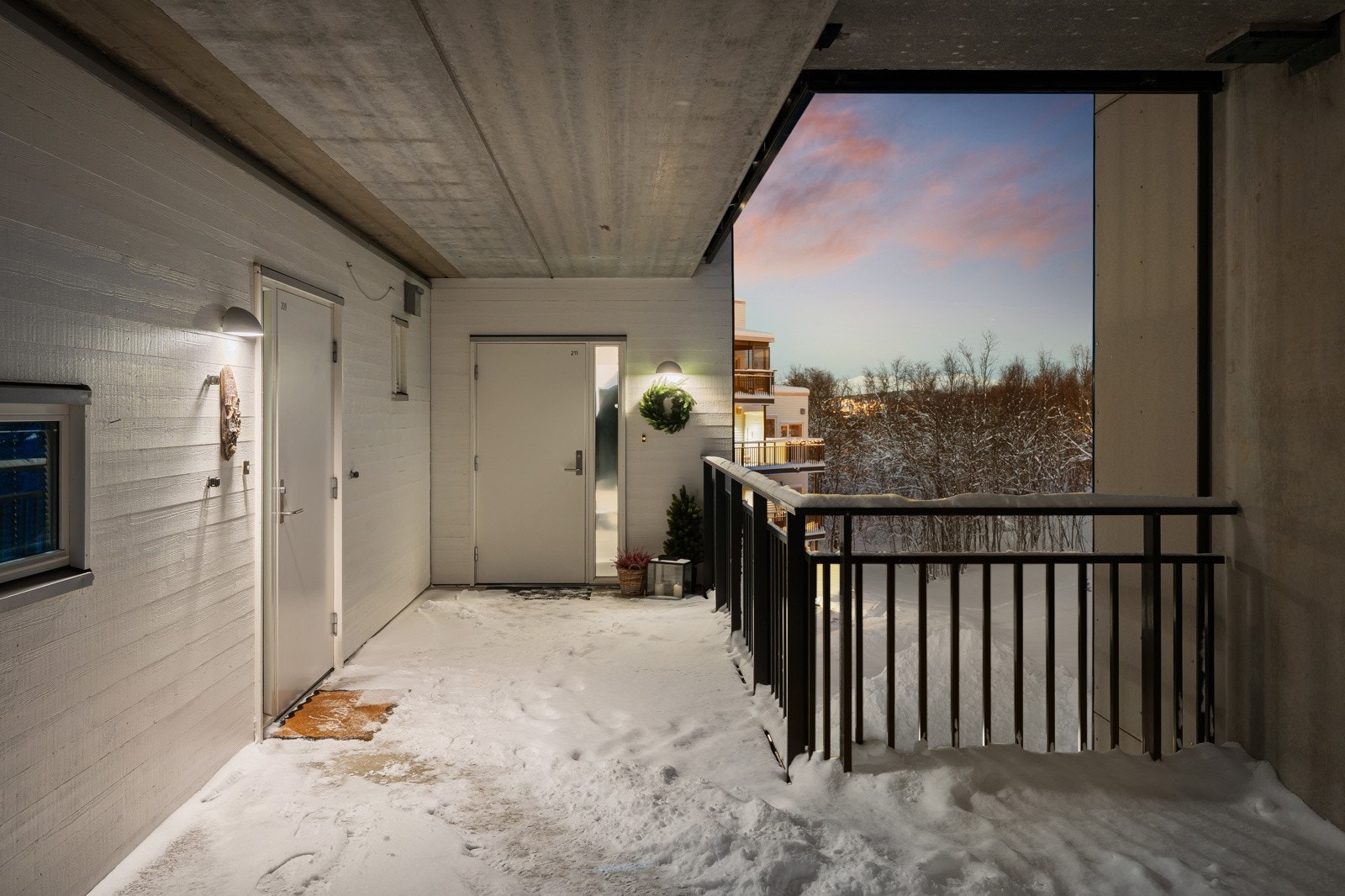 Trivelig inngangsparti i overbygd svalgang. Galleribilde