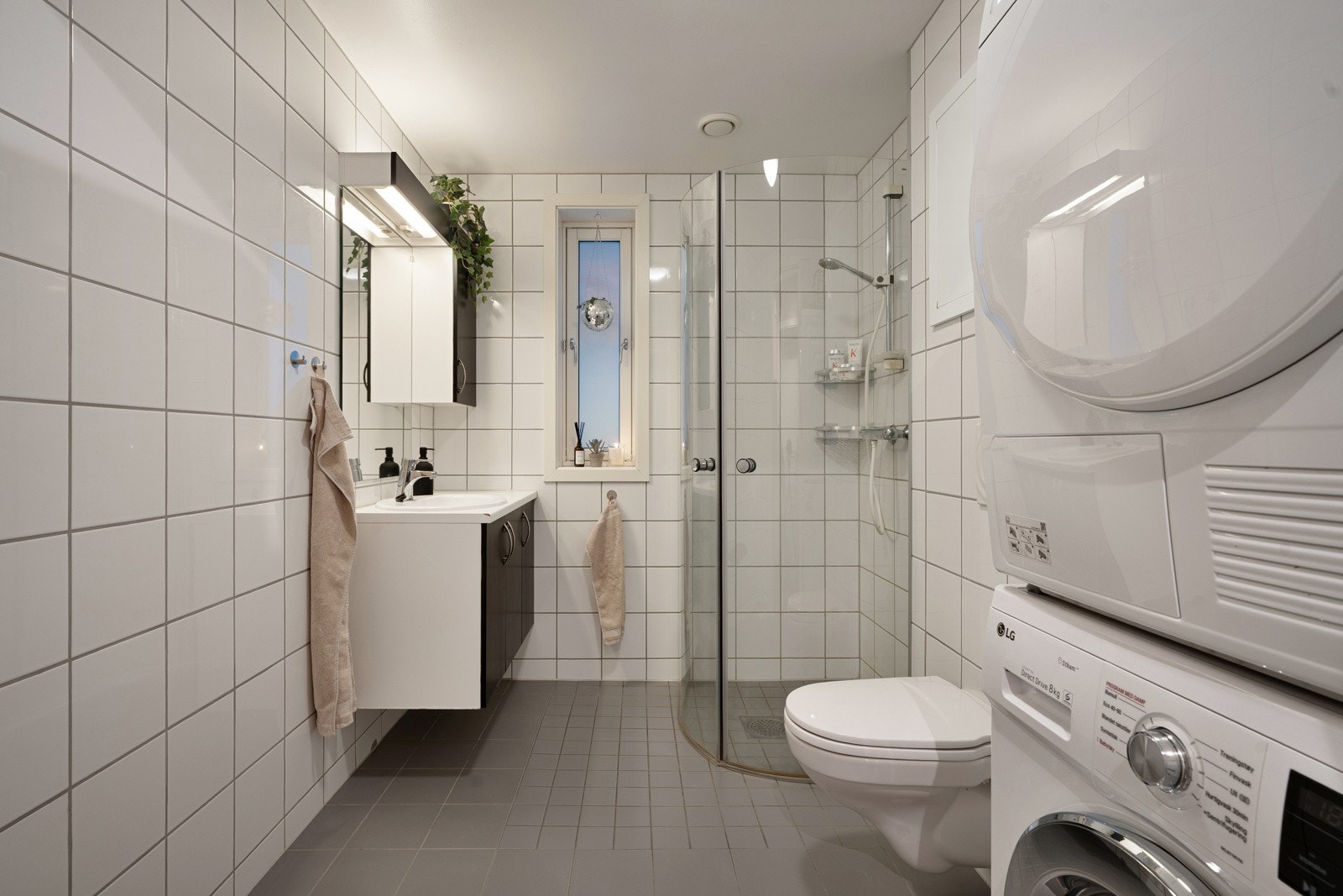 Flislagt bad med elektriske varmekabler. Praktiske løsninger som dusjhjørne og vegghengt toalett! Galleribilde