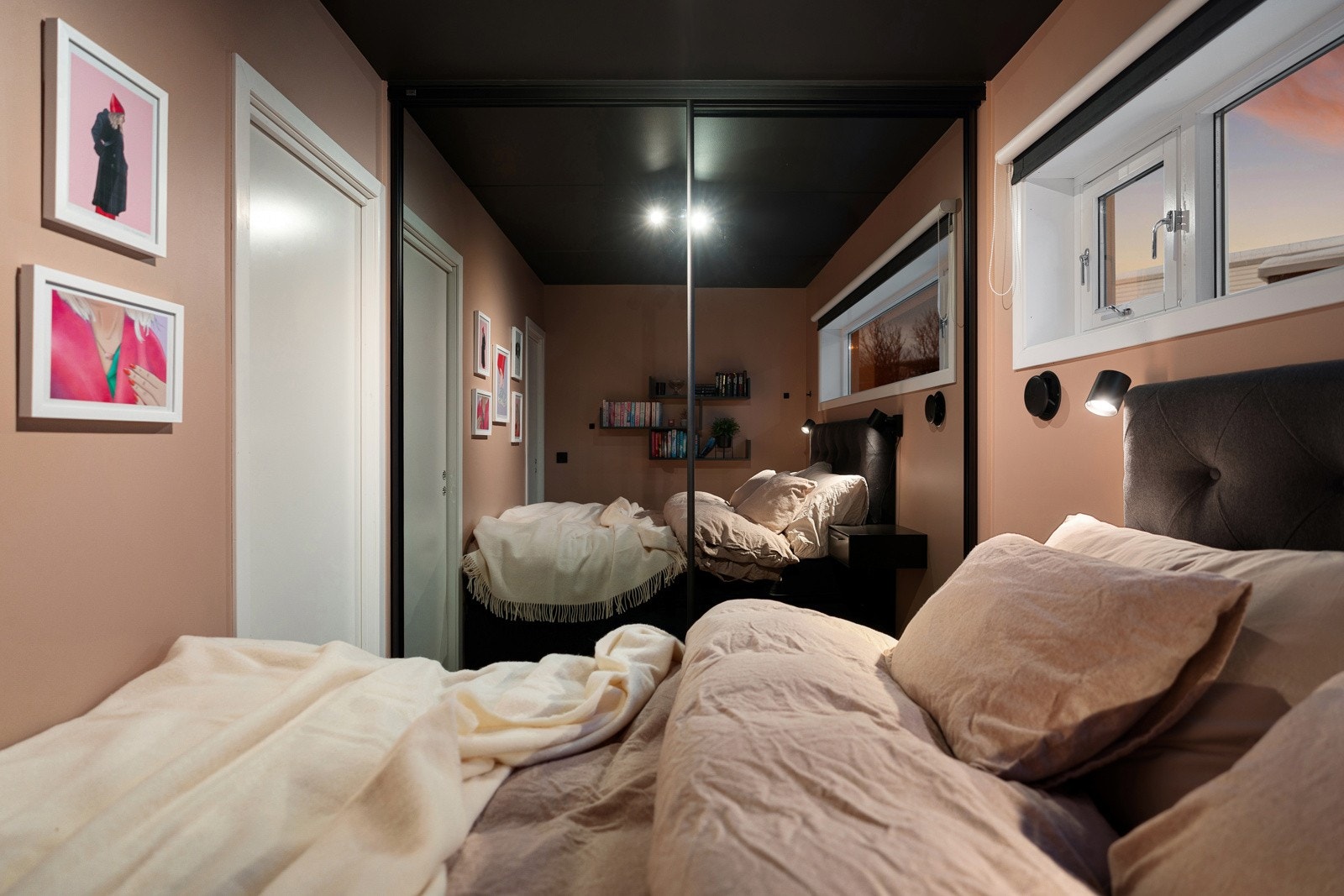 I tillegg har du lekker skyvedørsgarderobe som sikrer godt med oppbevaring for klærne. Galleribilde