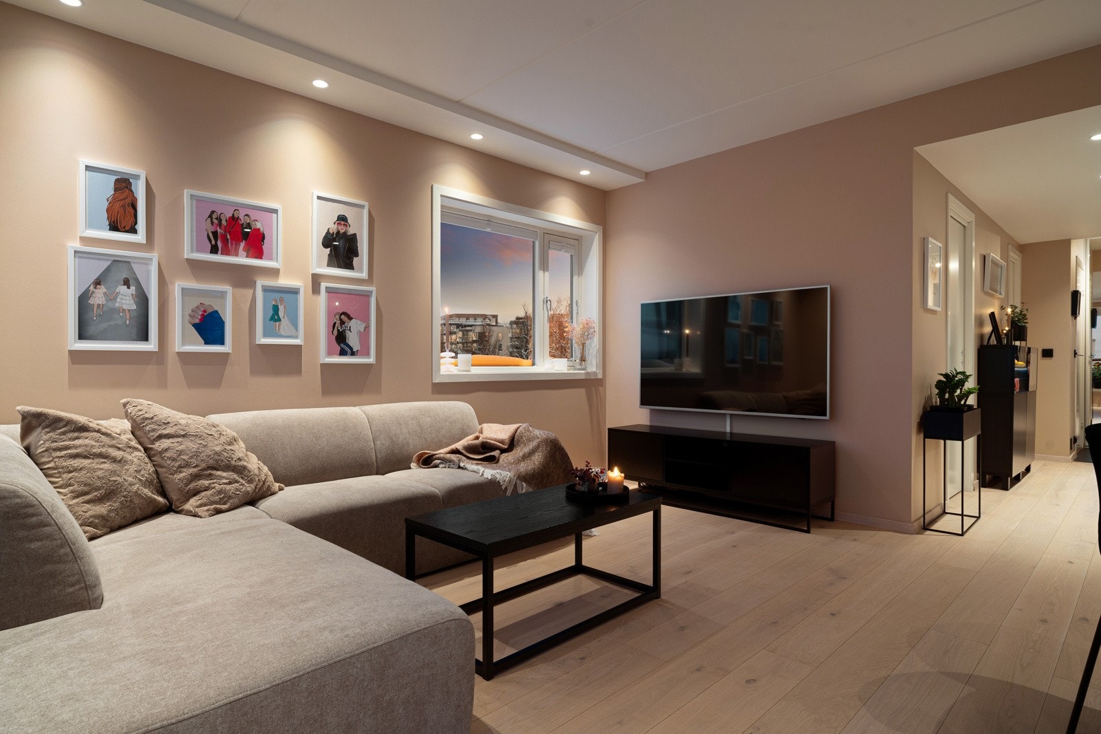 Stuen har en fin planløsning med naturlige soner for å møblere de sosiale sonene. Galleribilde