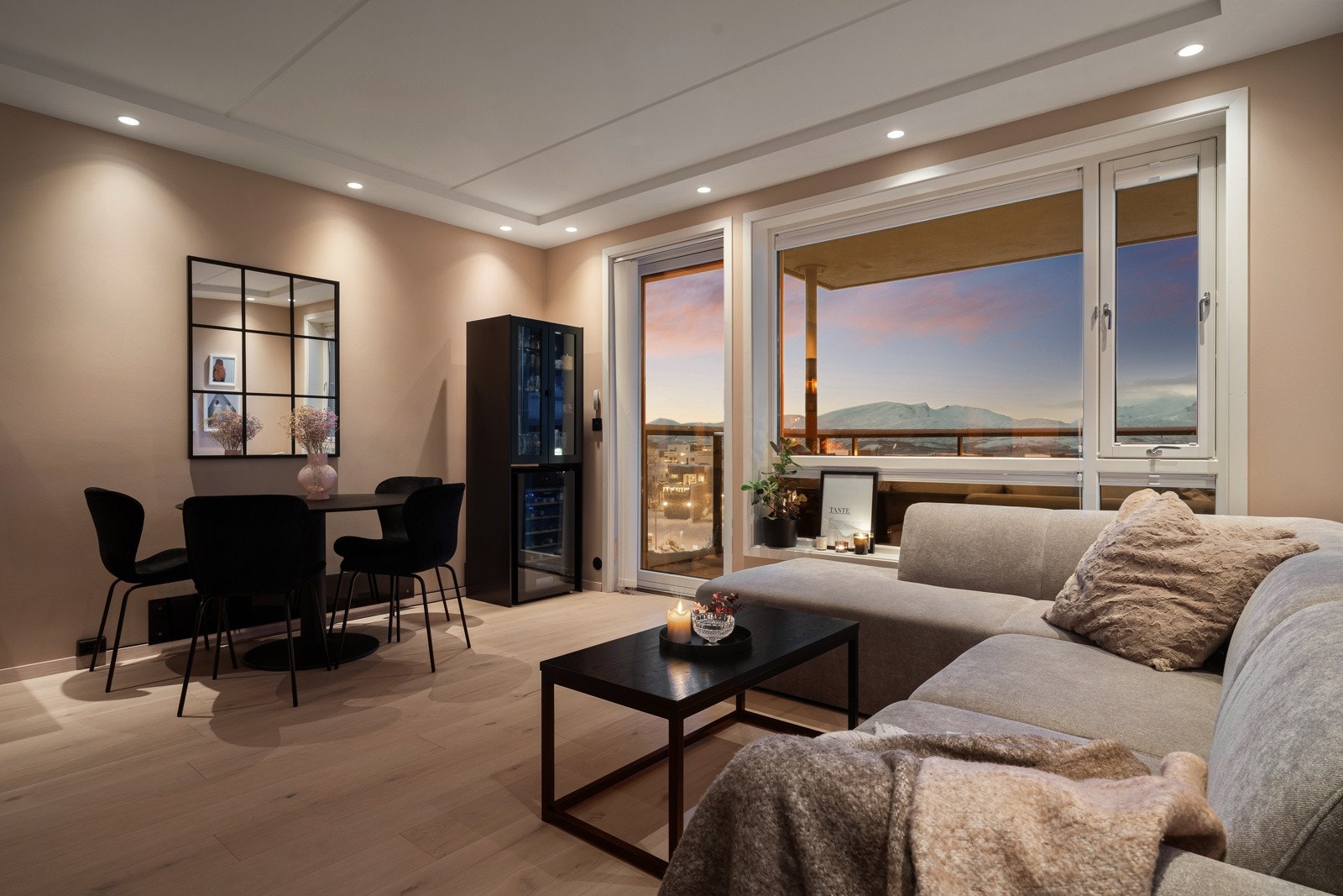 God plass for stor sofa, spisebord og tilhørende møblement. Galleribilde