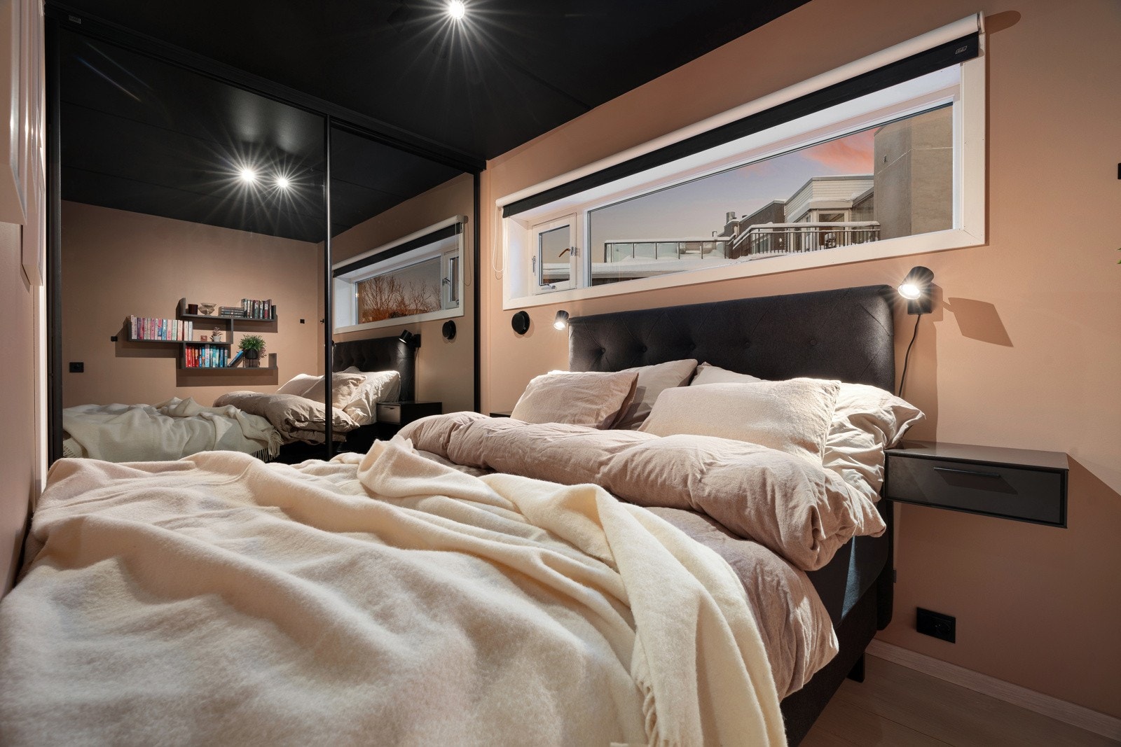 Soverommet har plass for stor seng med tilhørende nattbord. Galleribilde