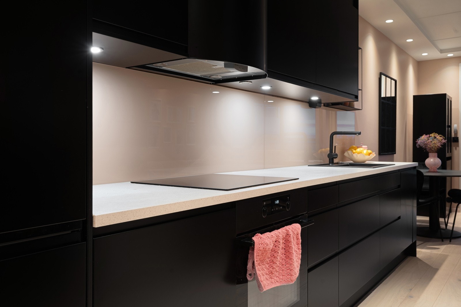 Kjøkkenet er utstyrt med integrerte hvitevarer som kjøl/frys, oppvaskmaskin, induksjonstopp og stekeovn. Galleribilde