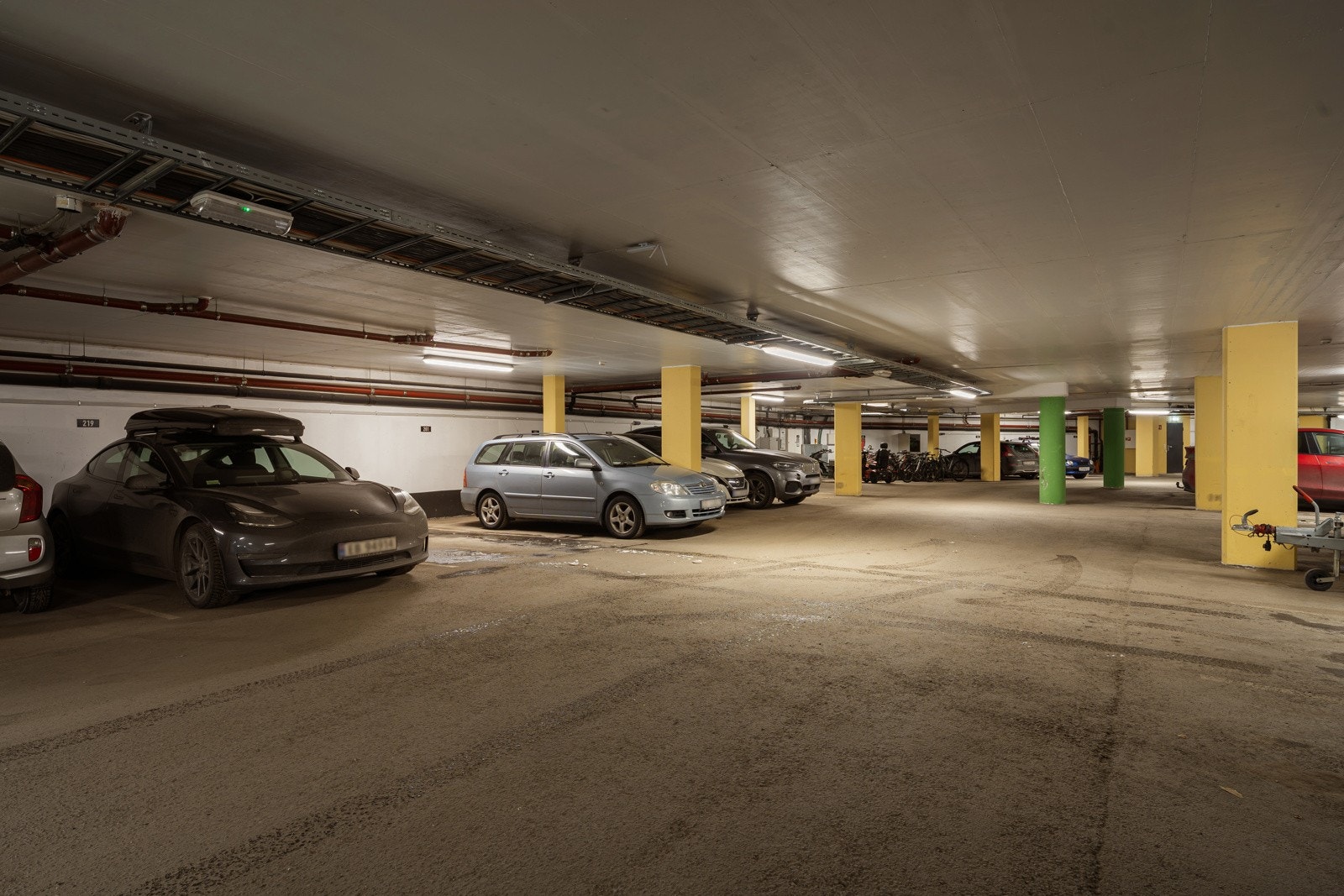Det medfølger fast parkeringsplass med leiligheten, tilrettelagt for elbillading. Galleribilde