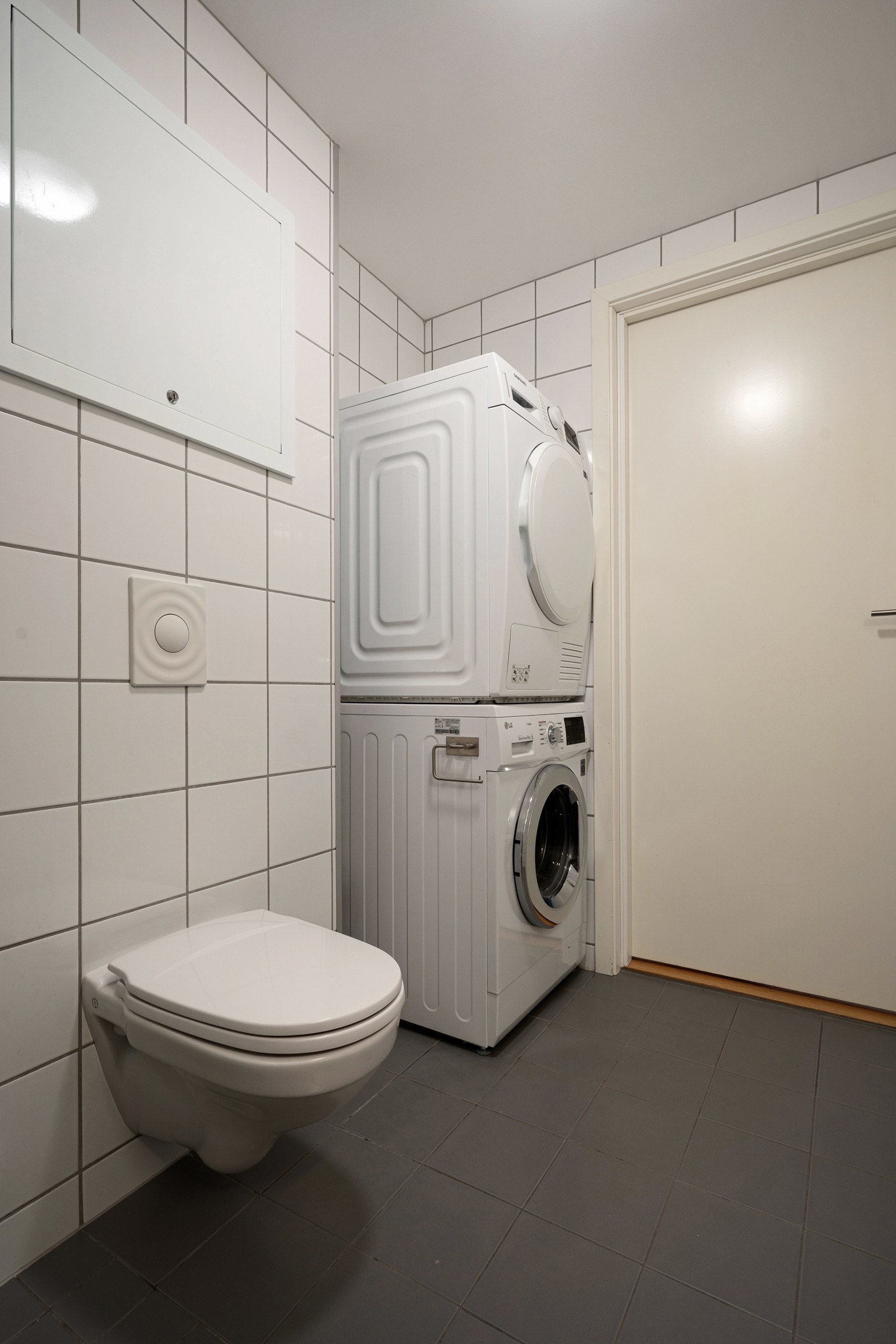 Badet er av god størrelse med plass til både vaskemaskin og tørketrommel. Galleribilde