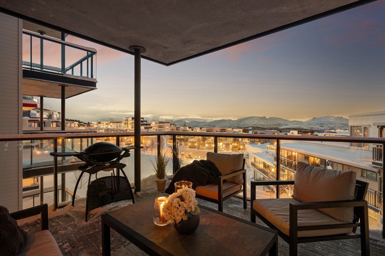 Godt med plass for utemøbler, grill og beplantning. Et perfekt sted å nyte finværsdagene i Tromsø! Galleribilde