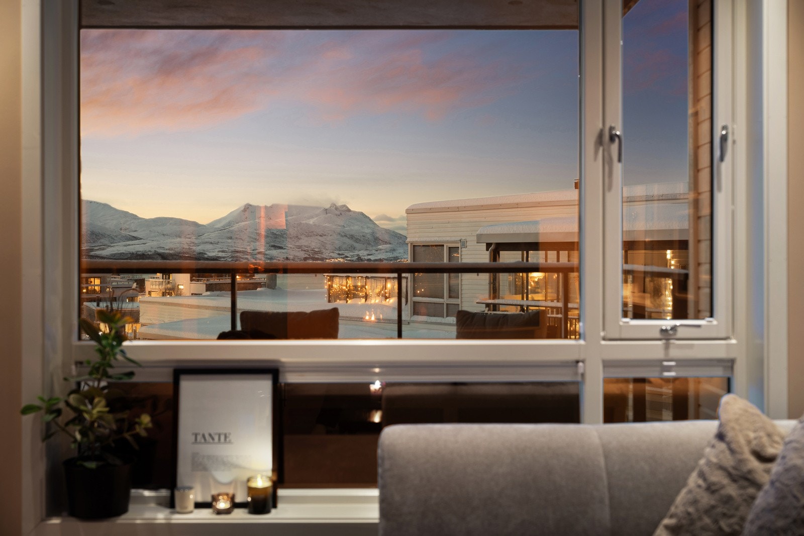 Her bor du fint til i attraktivt boområde med flott utsikt, gode solforhold og nærhet til naturen! Galleribilde