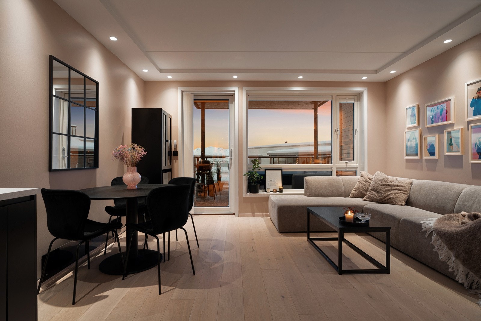 De store vindusflatene sikrer godt med innslipp av naturlig lys. Det er montert elektrisk utvendig solskjerming. Galleribilde