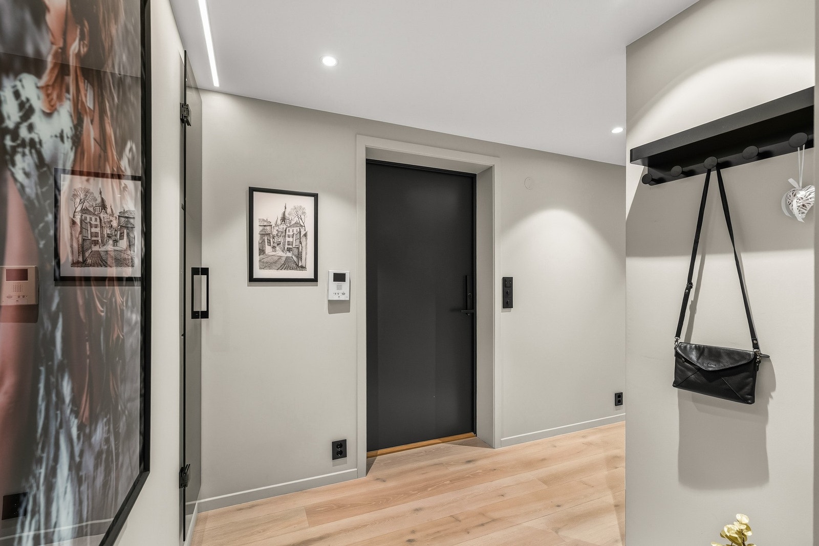 2022. Ny inngangsdør. Enstavs parkett i alle rom foruten bad. Galleribilde