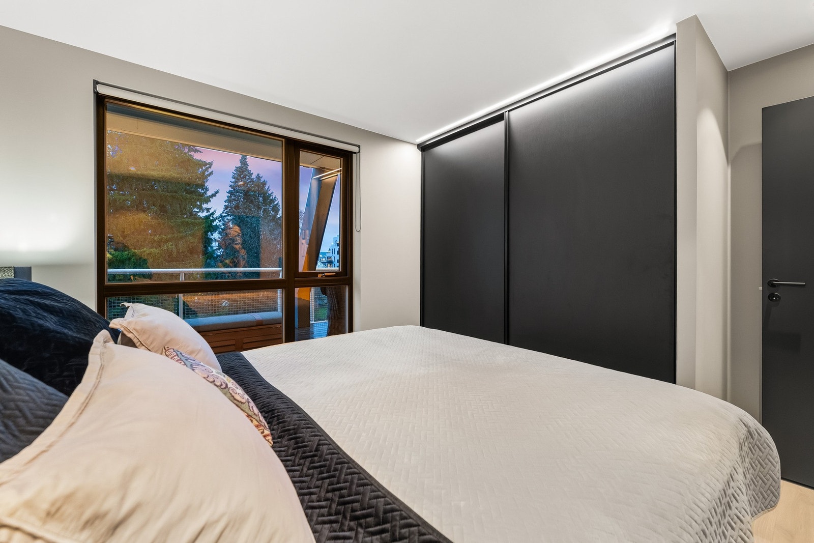 Soverom. Skyvedørsgarderobe fra Drømmekjøkken. Også her med ledlys innfelt i himlingen i forkant av skyvedørene. Galleribilde