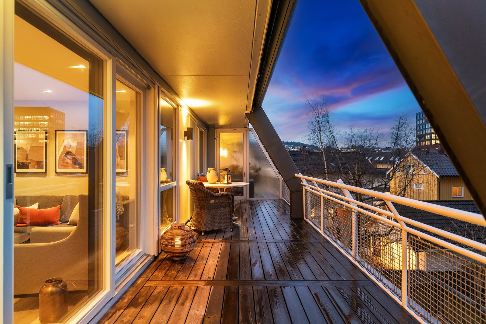 Balkong i stålkonstruksjon med adkomst fra stue/ kjøkken, ca. 24 m². Galleribilde