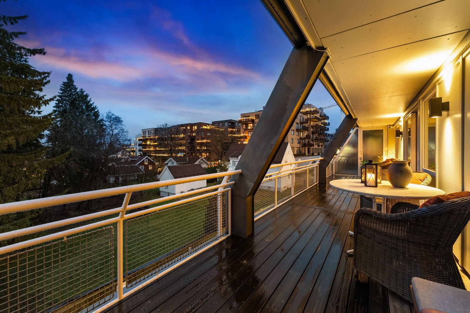 Vestvendt og med kveldssol. Galleribilde