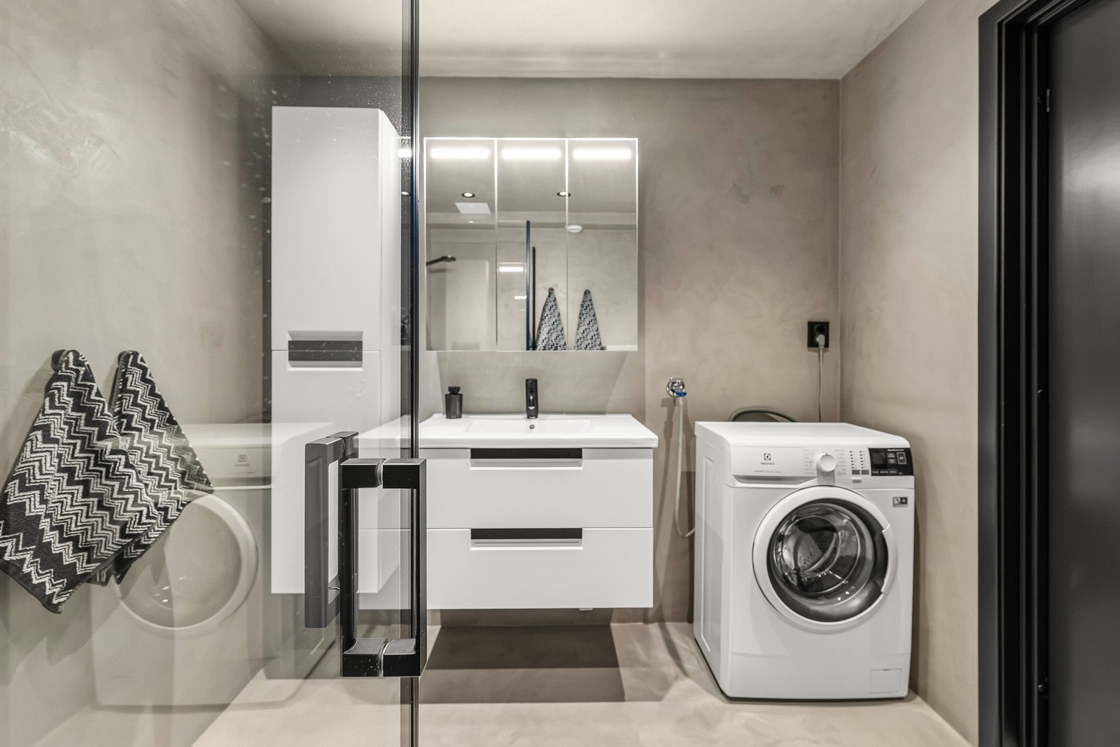 2021. Bade ble rehabilitert. Dusj med innfellbare dører i herdet glass, servant veggfestet klosett med innebygget sisterne og opplegg for vaskemaskin. Rør i rør systemer med fordelerskap bak servant. Galleribilde