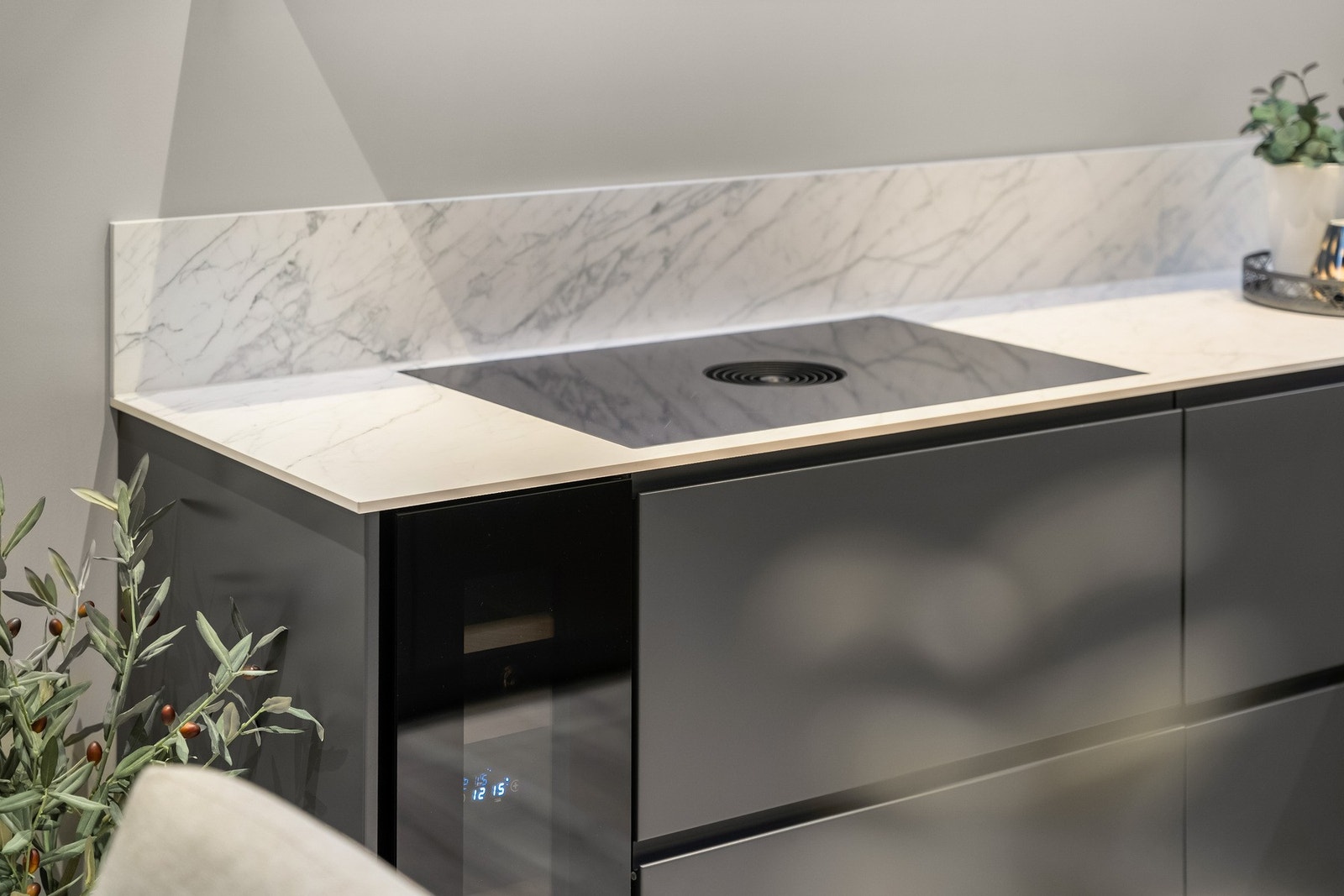 2022. Ny kjøkkeninnredning og garderobeløsninger fra Drømmekjøkken. Platetopp med integrert ventilator. Galleribilde