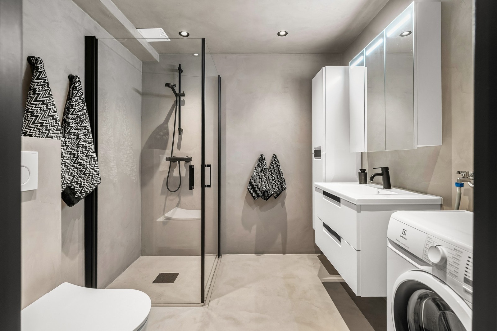 2021. Bade ble rehabilitert. Delikat og innbydende med mikrosement på alle flater (også himling). Baderomsinnredning bestående av benkeskap med glatte fronter. Galleribilde