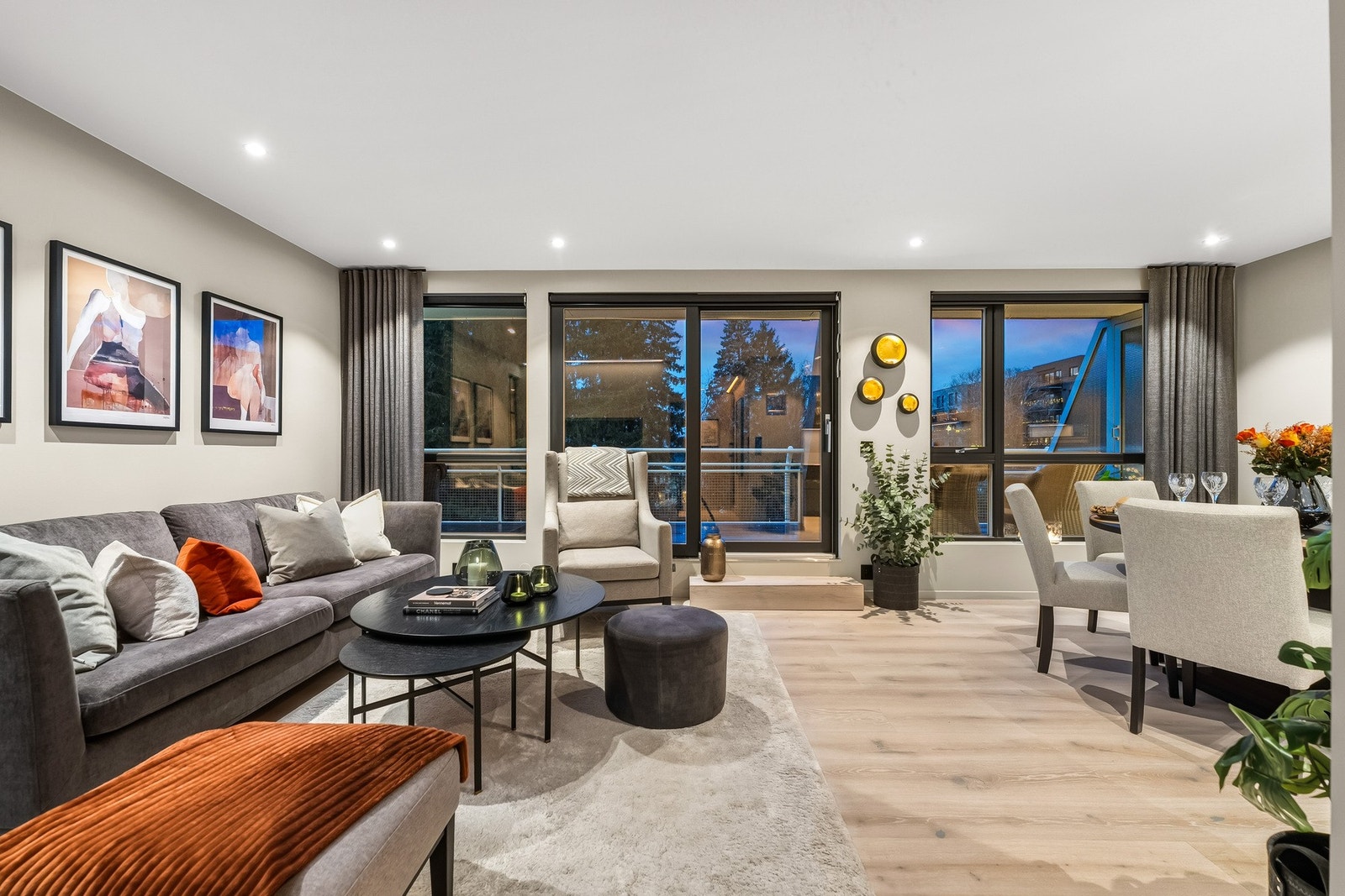 2022. Vegger ble revet ned til bygningsbetong og gjenoppbygget med nye vegger og overflater. Varme i gulvet i alle rom. Galleribilde