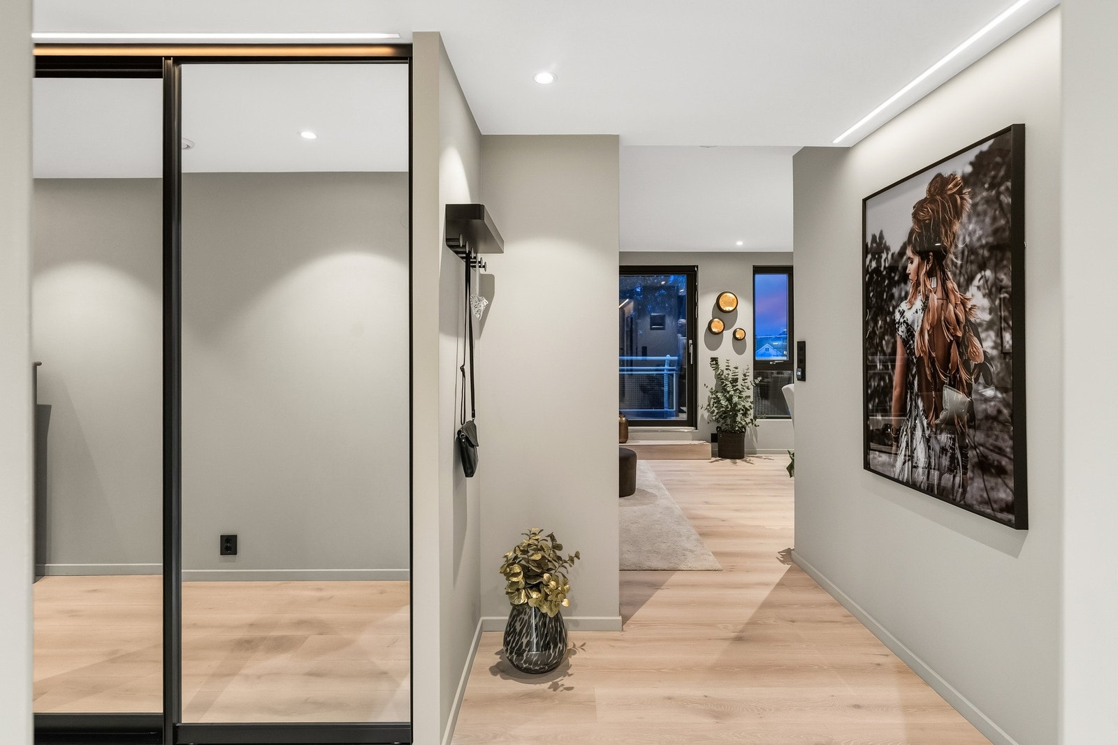 Garderobeløsninger fra Drømmekjøkken. Leddlys innfelt i himling over garderoben. Speilfronter på garderoben i entre. Galleribilde