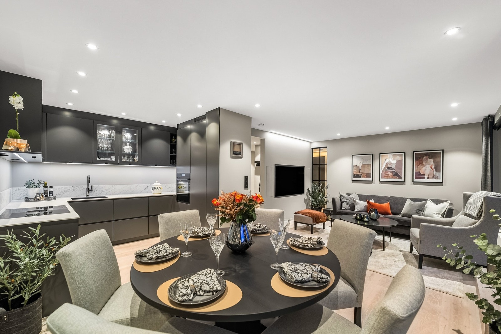 Kjell Olav Bårdseng vise deg den denne flotte boligen i Adolph Tidemands gate 20. Betydelig oppgradert i 2022. Meget forsiktig brukt og føles som ny. Galleribilde