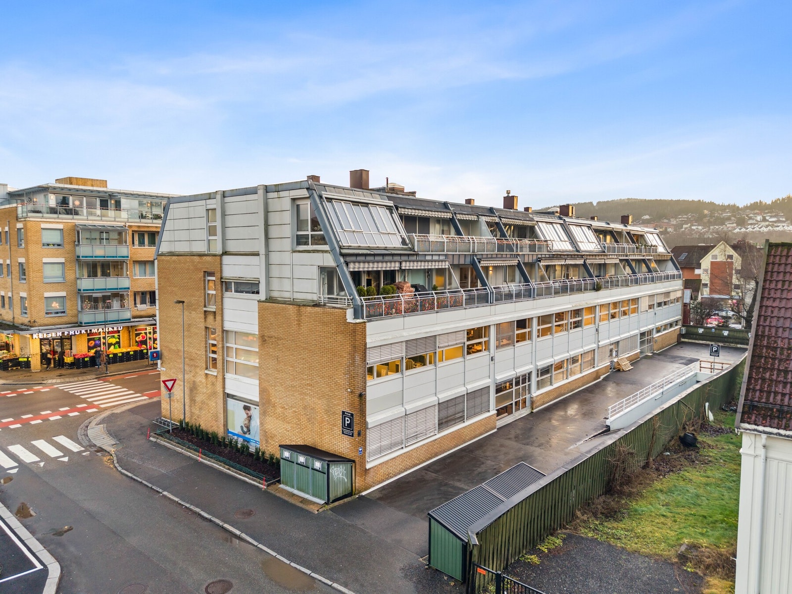 Leiligheten ligger på vestsiden av bygget og samtlige av vinduene i leiligheten vender vekk fra Adolph Tidemands gate. Galleribilde