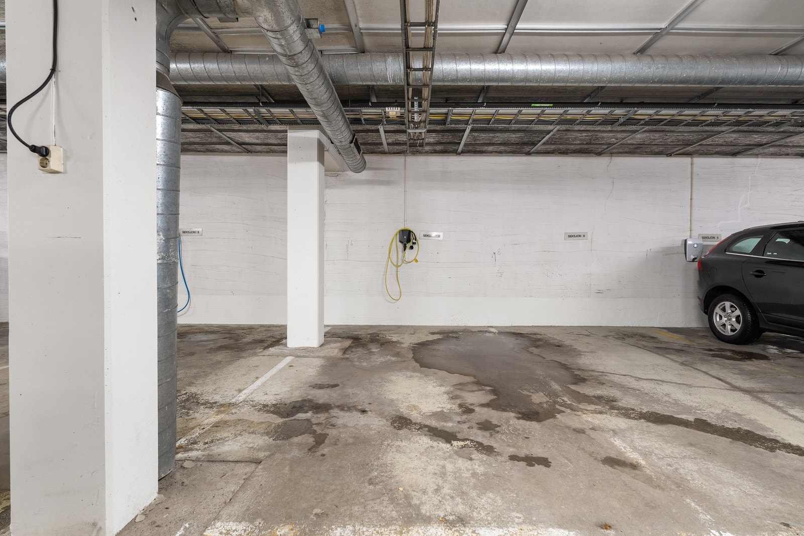 Leiligheten disponerer en parkeringsplass i felles garasjeanlegg. Ladeboks for elbil er montert. Galleribilde