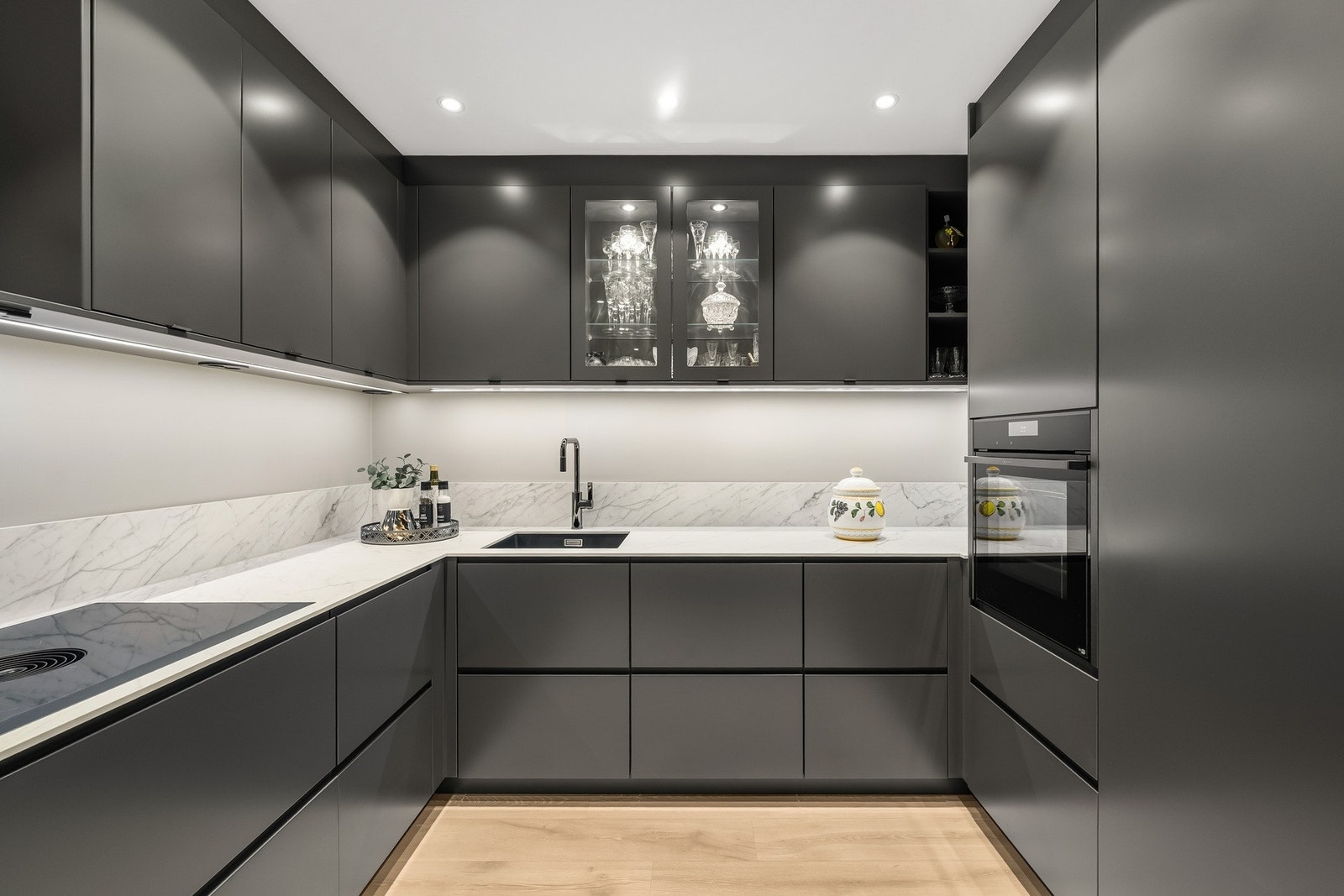 Keramisk benkeplate med underlimt kum. Oppvaskmaskin, stekeovn, vinskap og kjøleskap er integrert i innredningen. Automatisk vannstopper og komfyrvakt er montert. Galleribilde