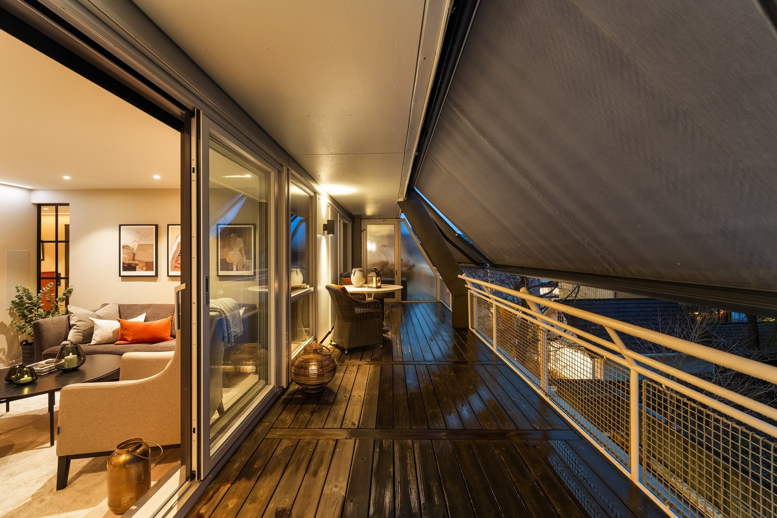 2022. Ny elektrisk markise over balkong. Galleribilde