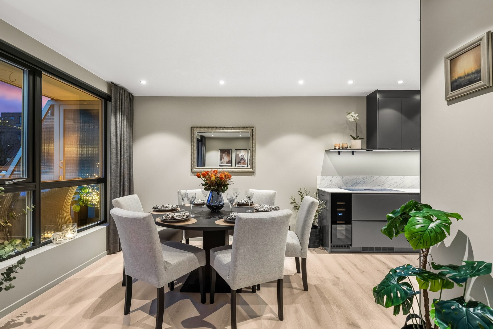 God plass til spisestue. Lyst og innbydende. Galleribilde